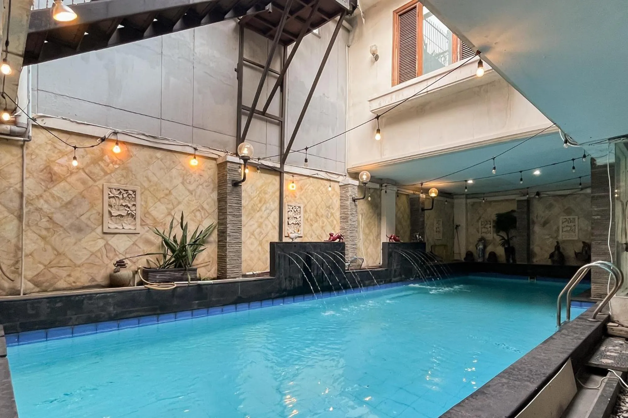 Swimming pool in Urbanview de Dharmawangsa Suite Hotel