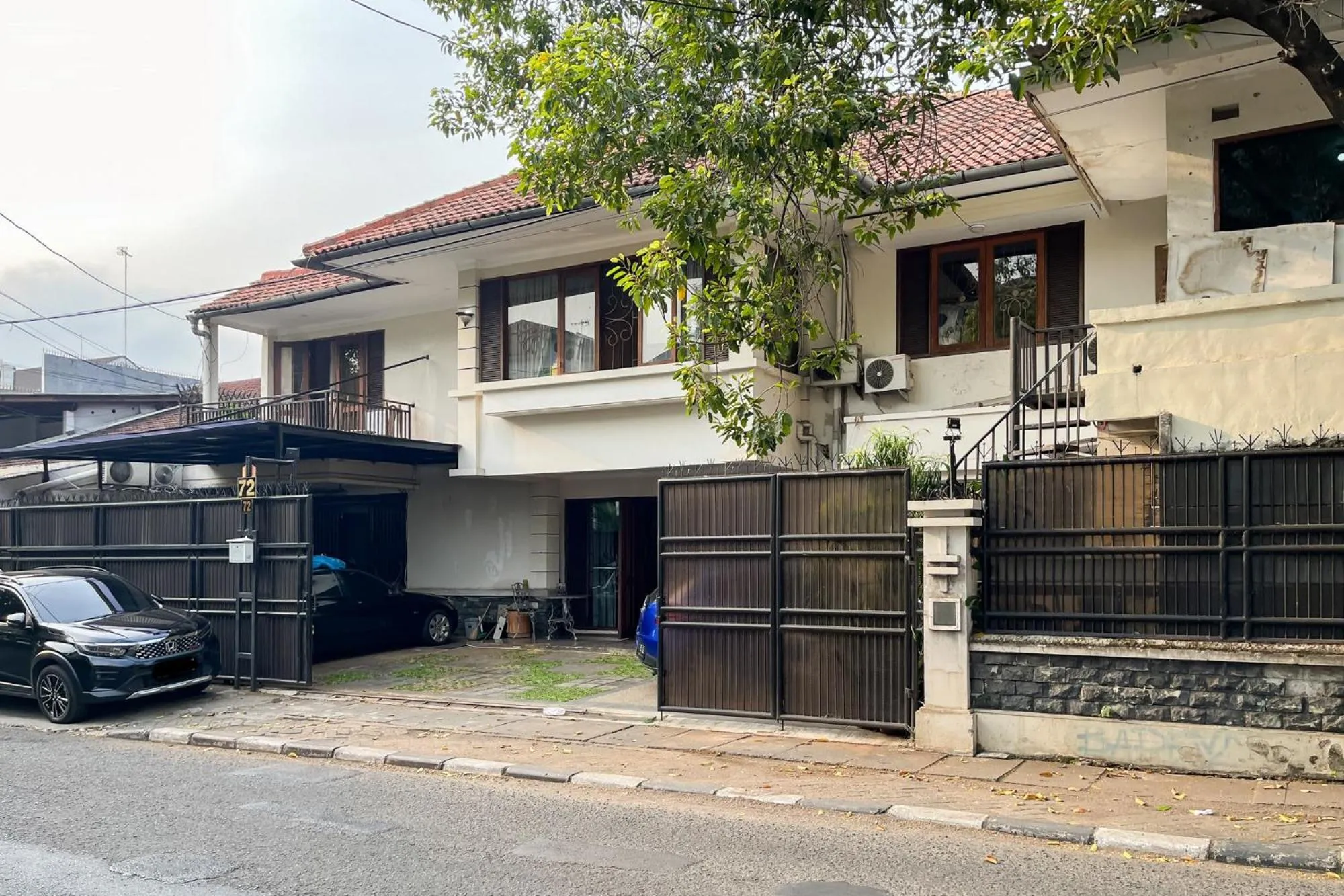Facade/entrance in Urbanview de Dharmawangsa Suite Hotel