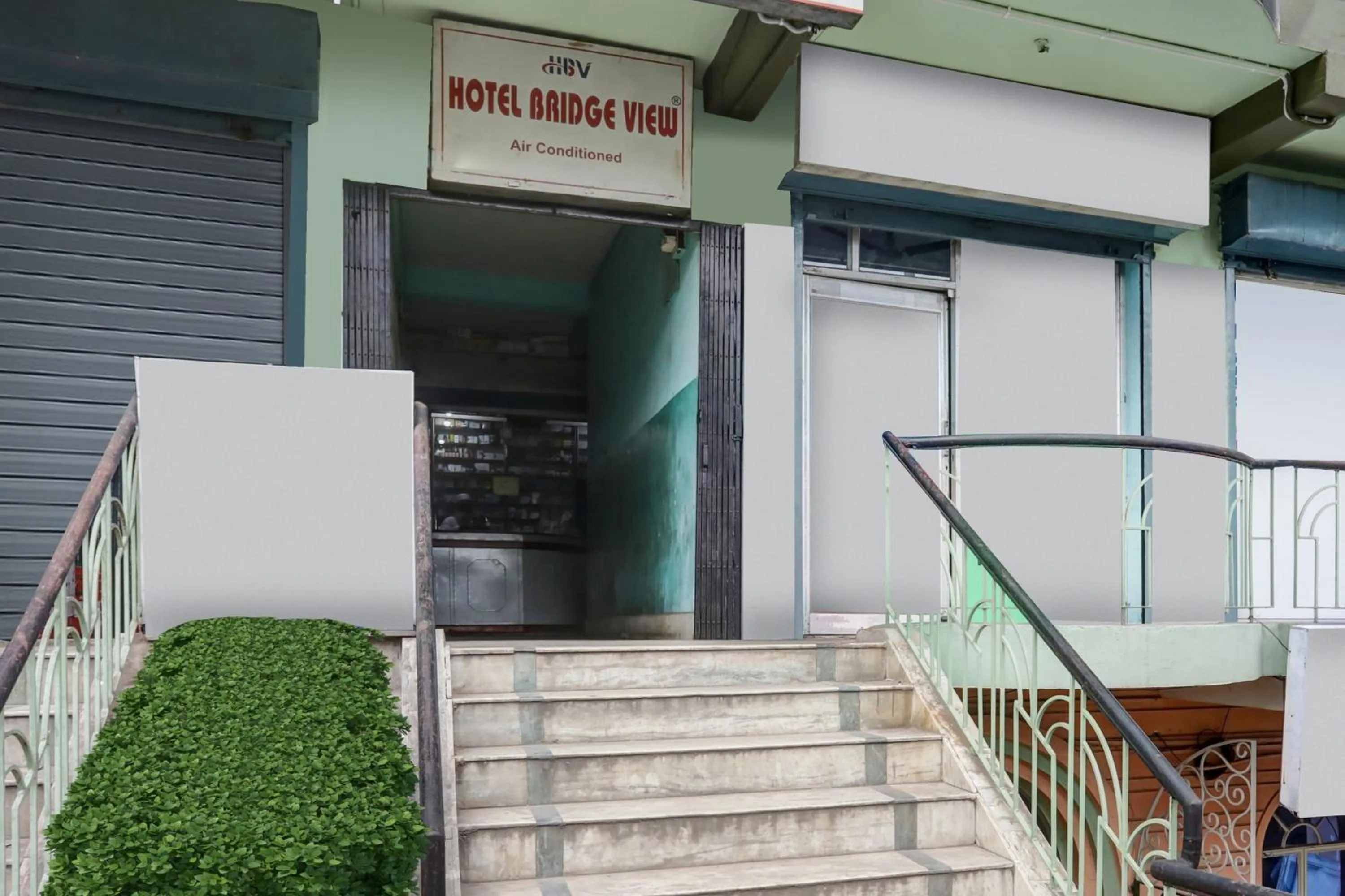 Facade/entrance in Hotel O Bridge View