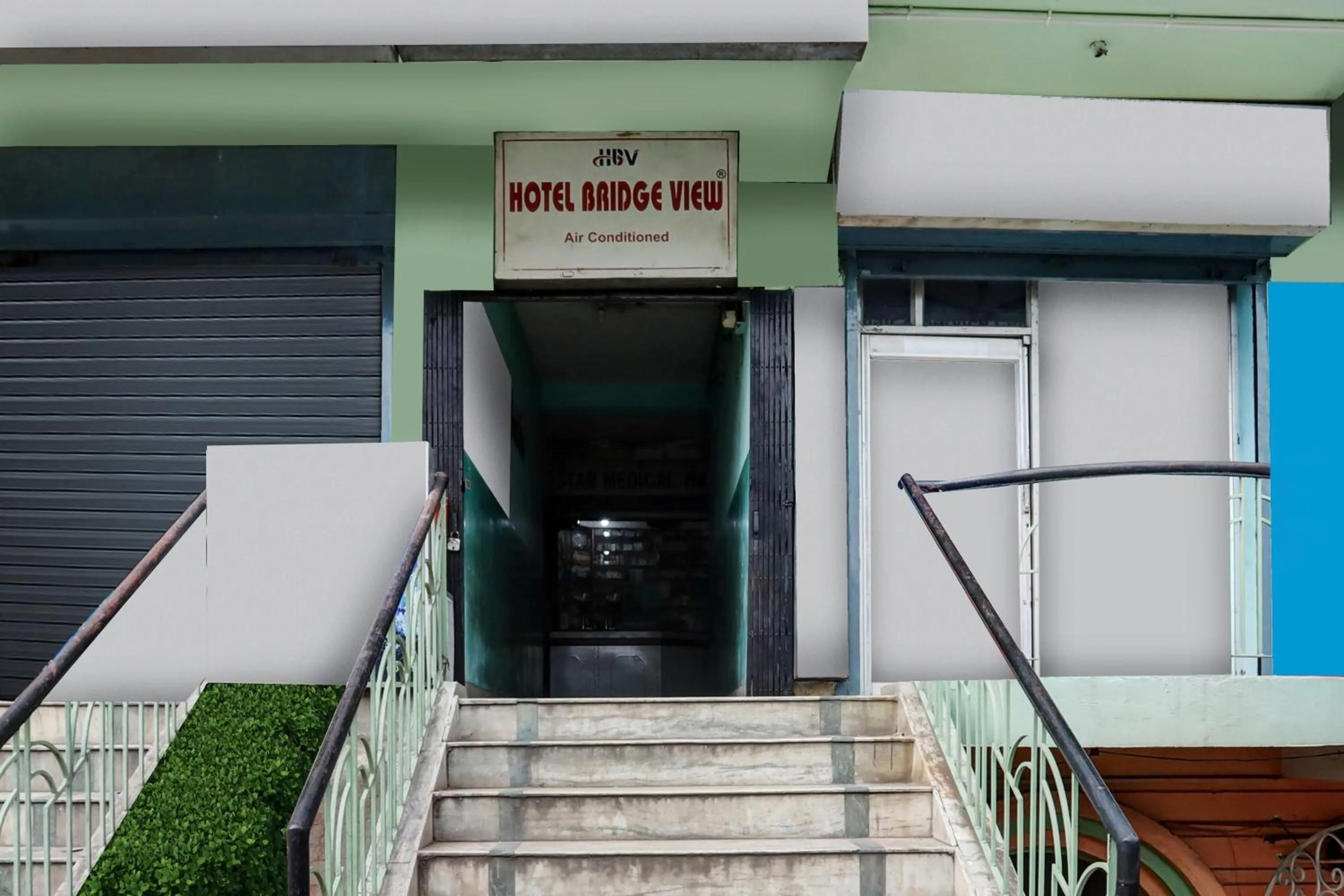 Facade/entrance in Hotel O Bridge View