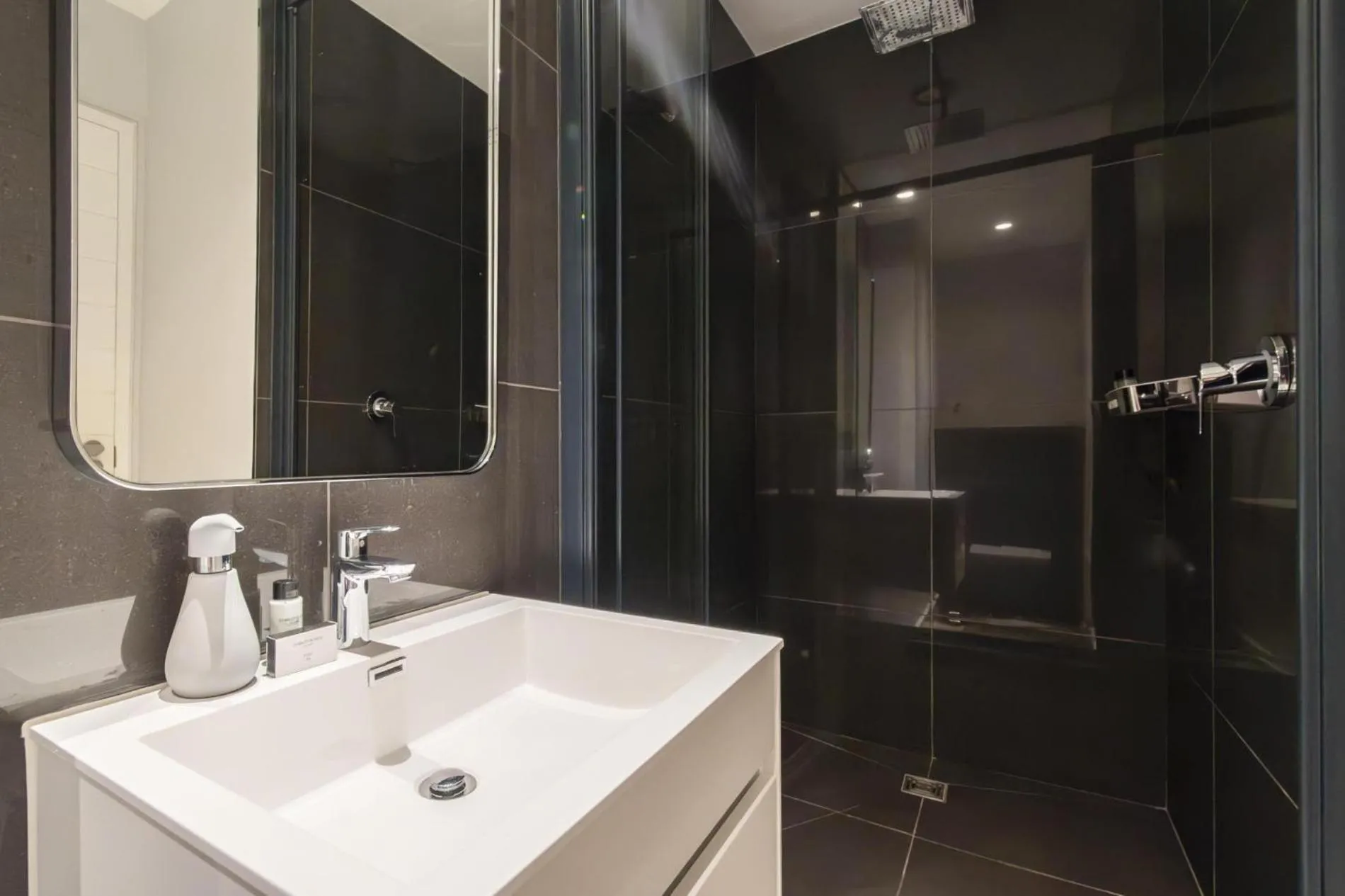 Modern Studio at 220onLoop City Views Comfort