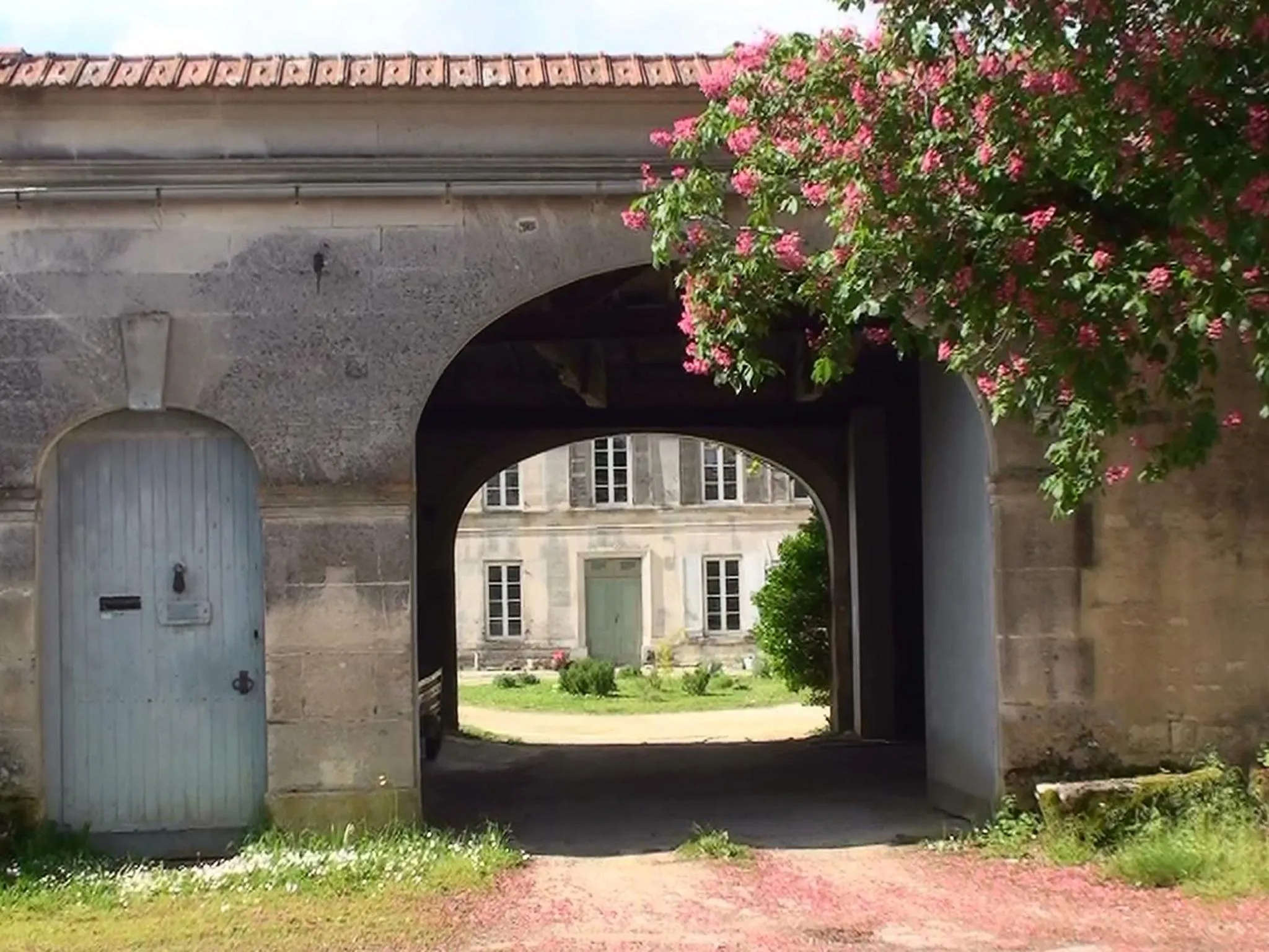 Facade/entrance in Le Dojo du Plessis