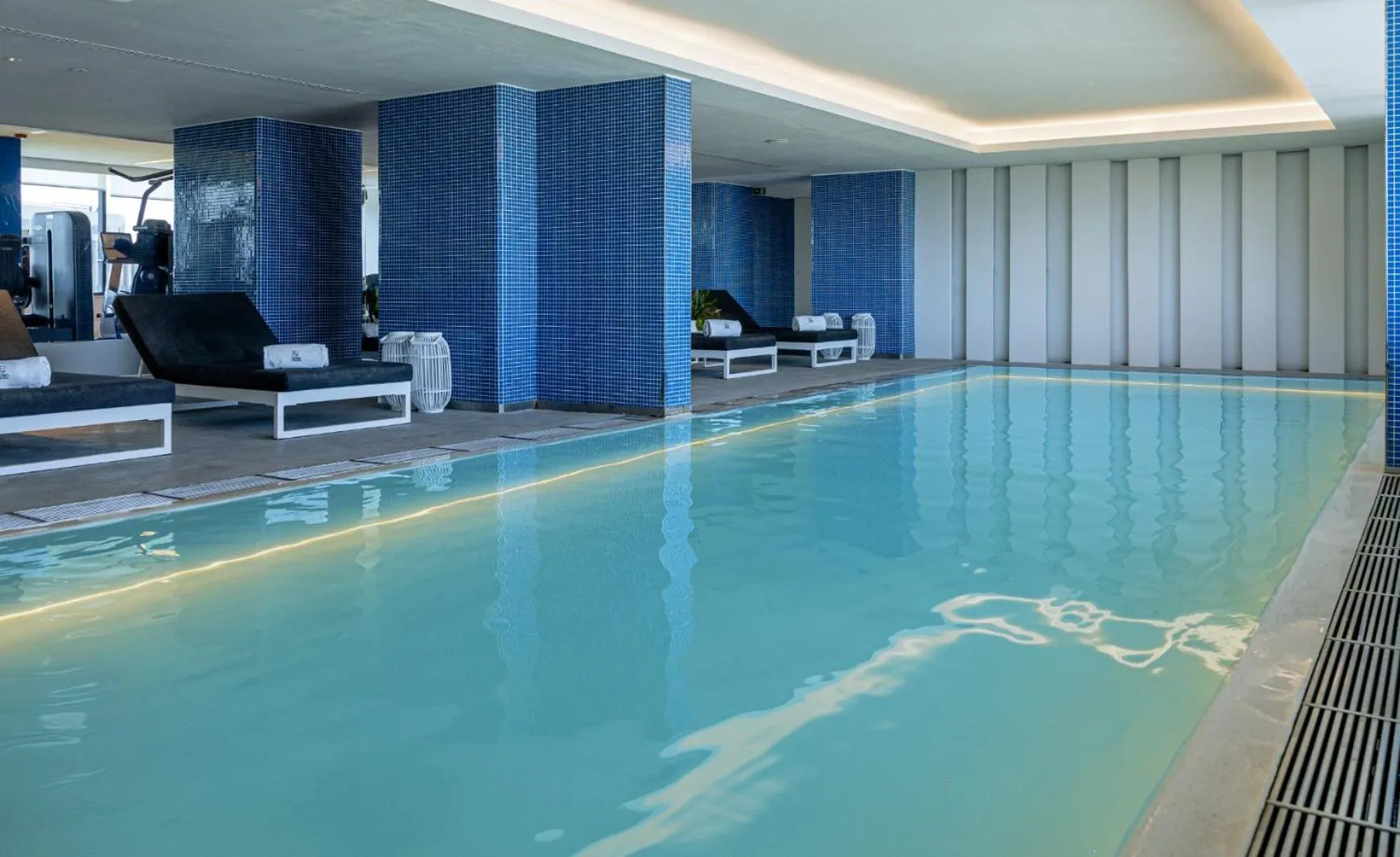 Swimming pool in EVOLUTION Lisboa Hotel