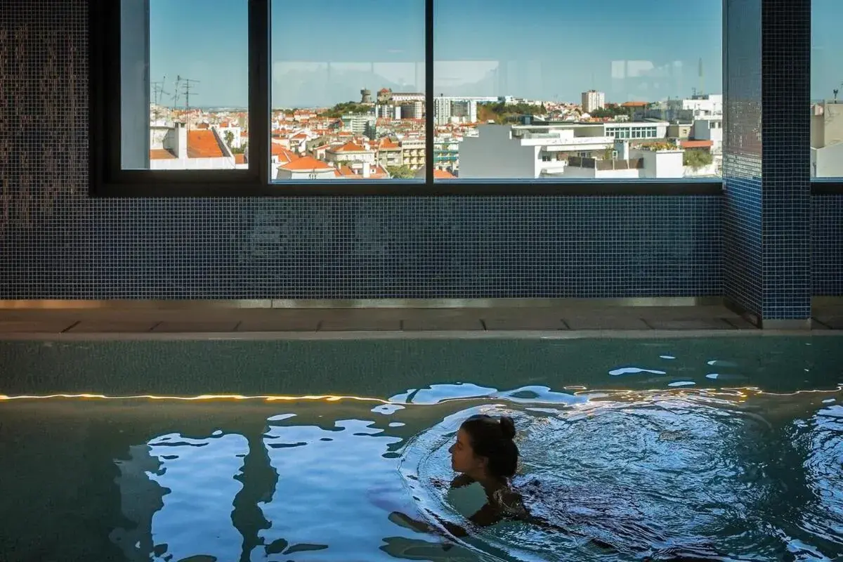 Pool view in EVOLUTION Lisboa Hotel Pool view in EVOLUTION Lisboa Hotel