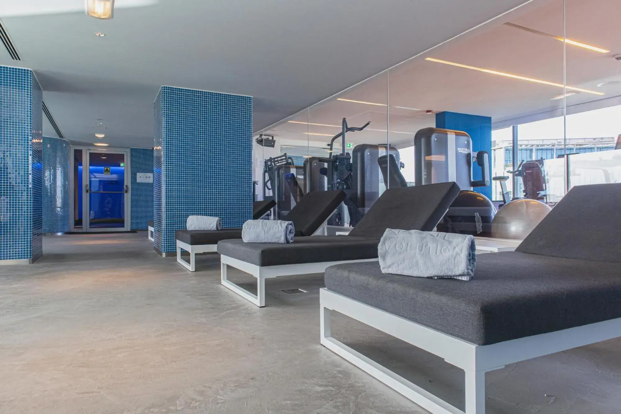 Swimming pool in EVOLUTION Lisboa Hotel Swimming pool in EVOLUTION Lisboa Hotel