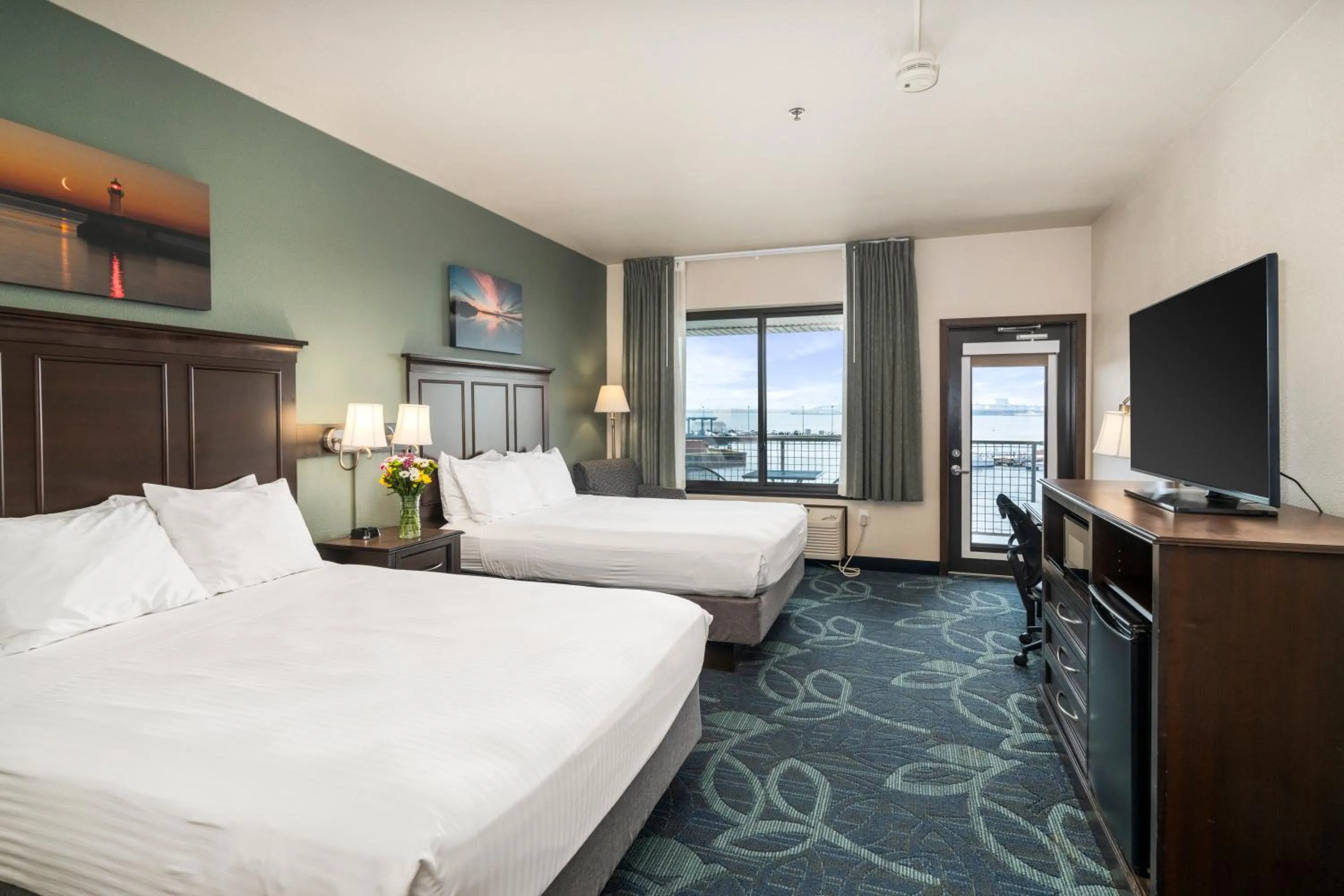 Bed in Park Point Marina Inn