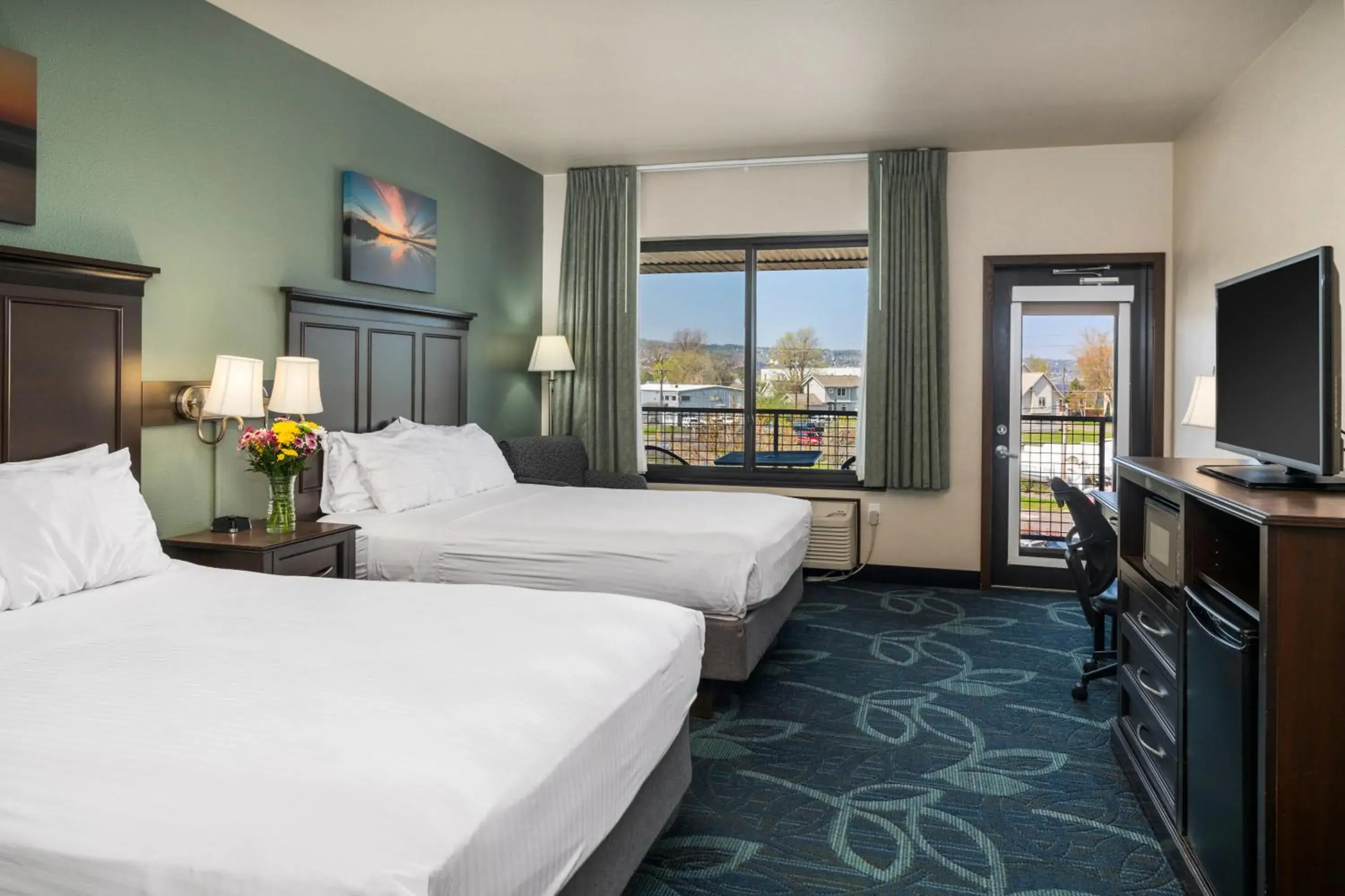 Bed in Park Point Marina Inn Bed in Park Point Marina Inn