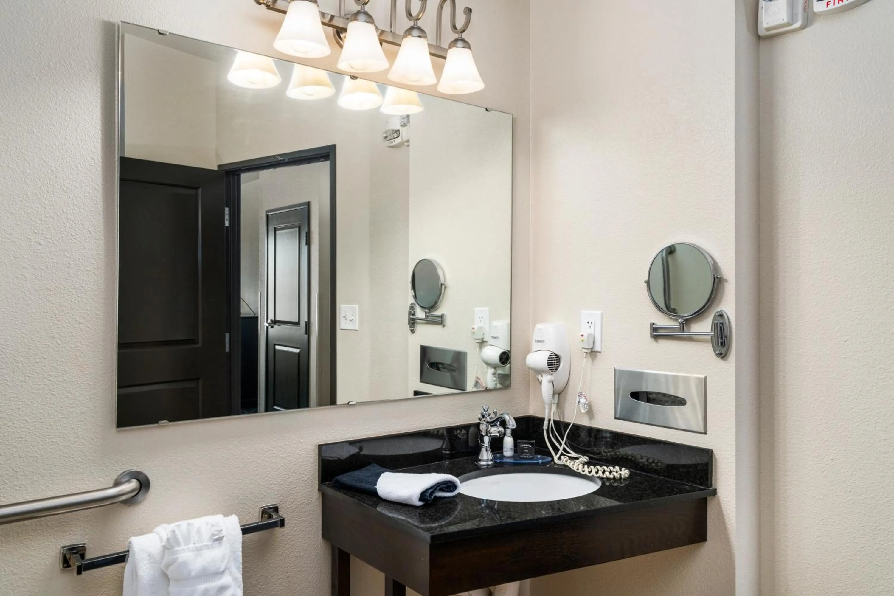 Bathroom in Park Point Marina Inn