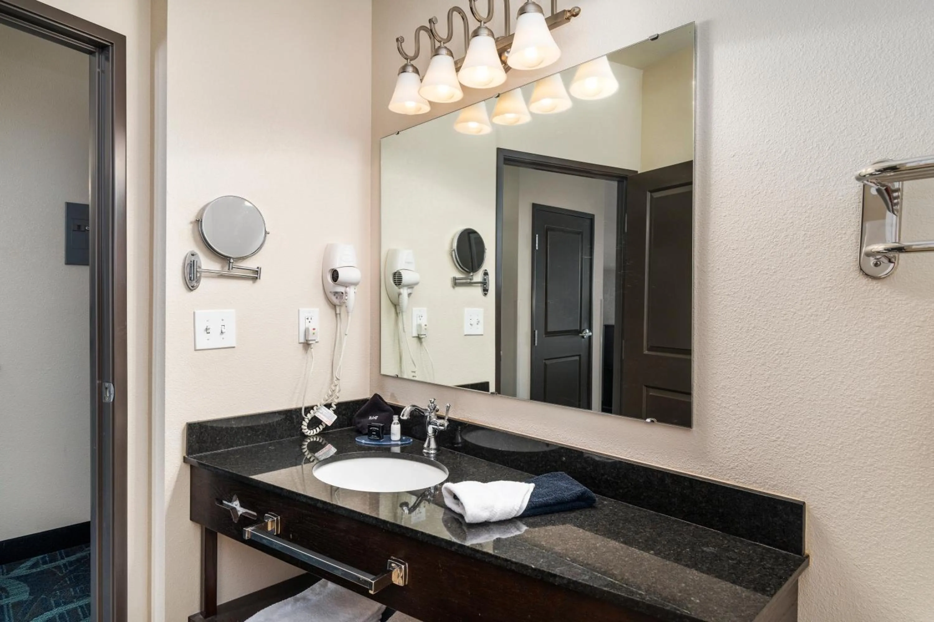 Bathroom in Park Point Marina Inn