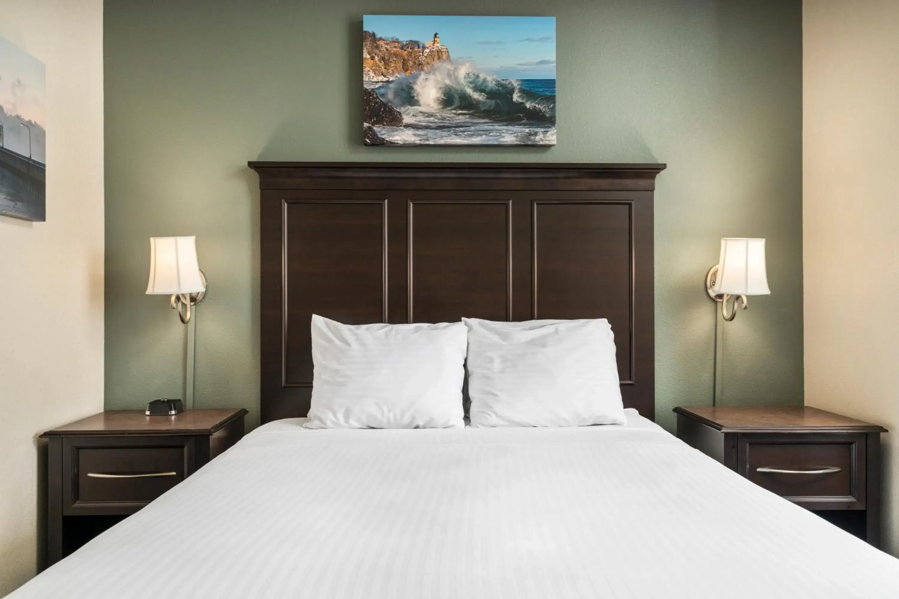 Bed in Park Point Marina Inn Bed in Park Point Marina Inn