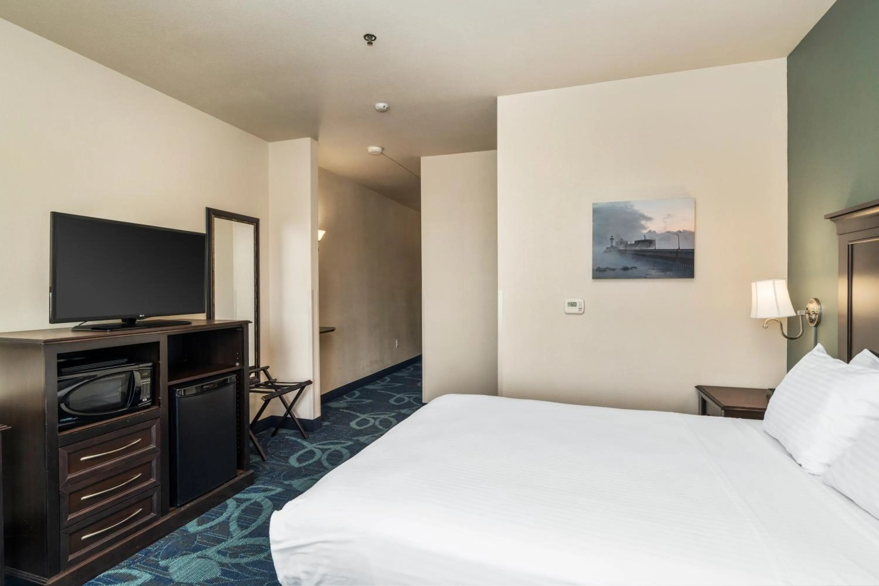 Bed in Park Point Marina Inn