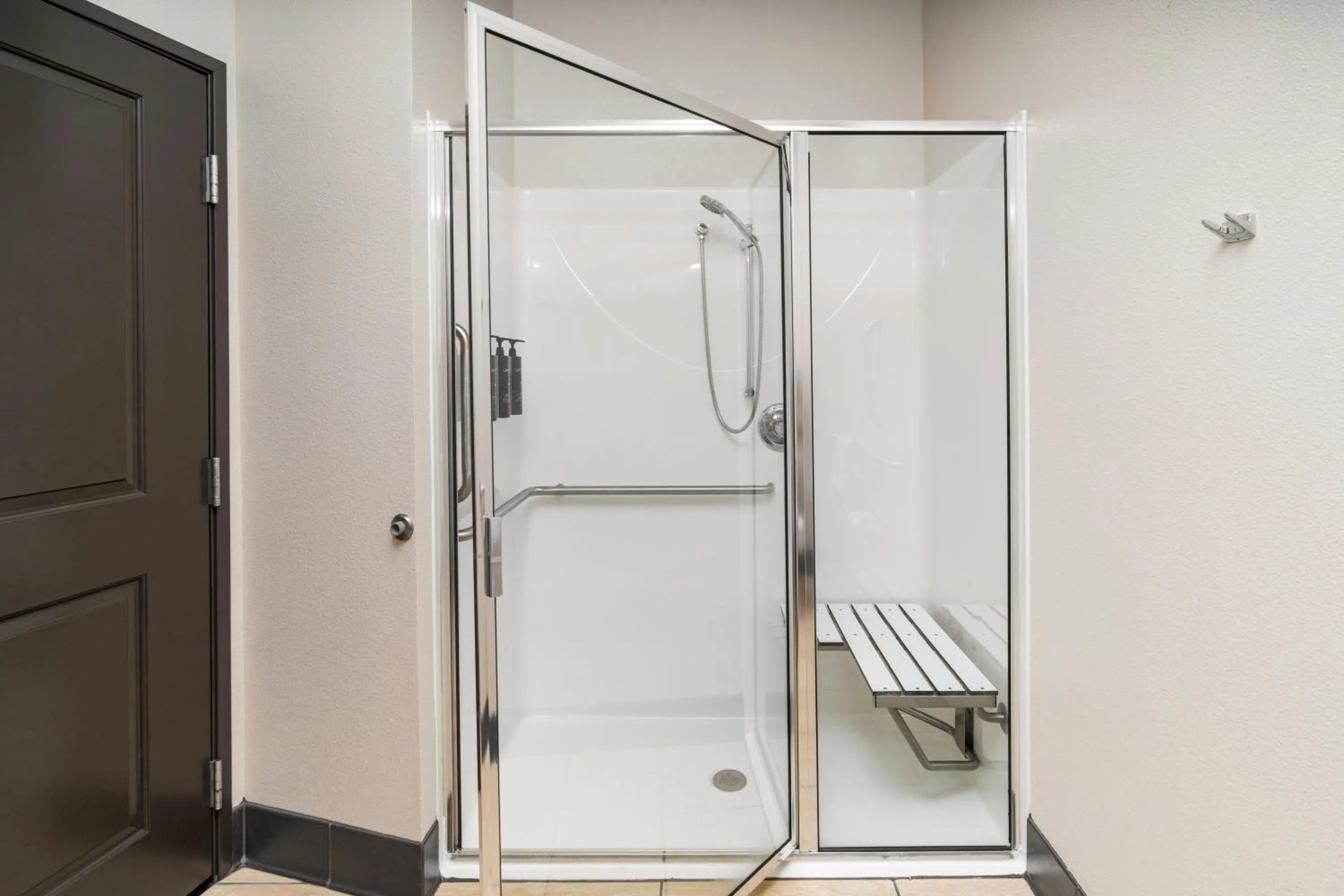 Shower in Park Point Marina Inn