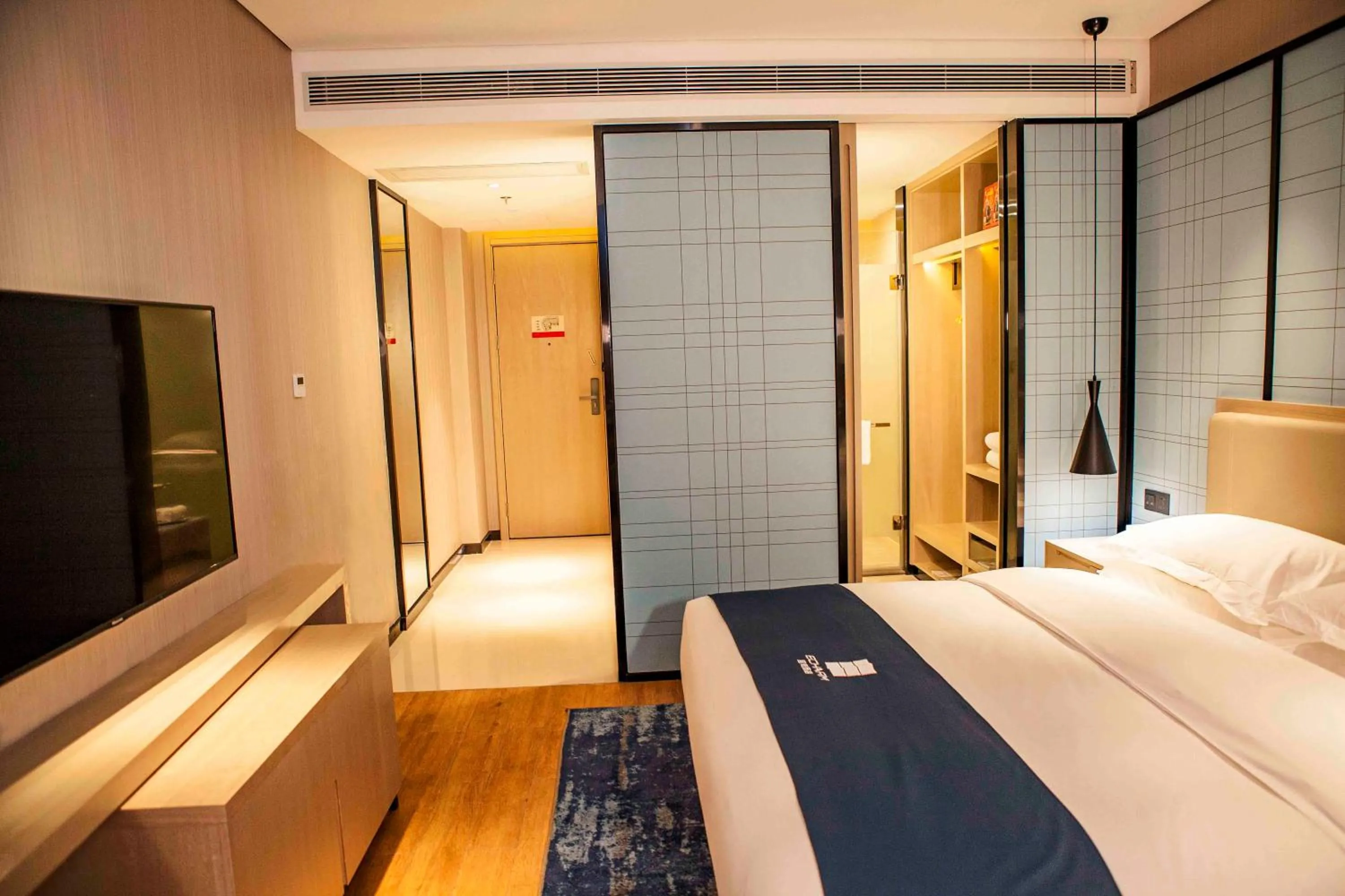 Photo of the whole room, Bed in Echarm Hotel Dongxing Minzu Road