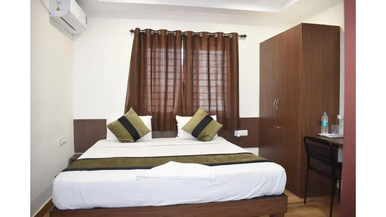 Deluxe Double Room in Symphony Suites Deluxe Double Room in Symphony Suites