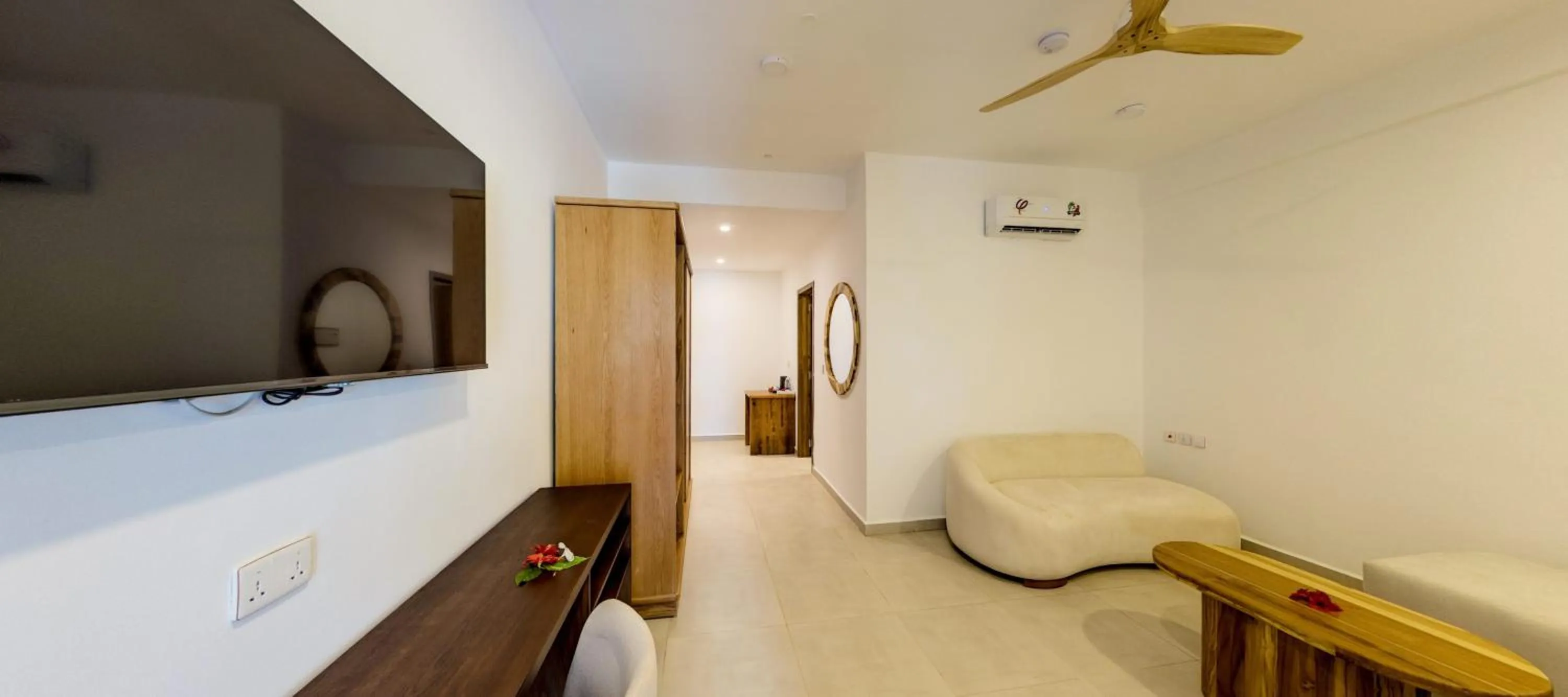 TV and multimedia in Royal Mandarin Hotel & Resort