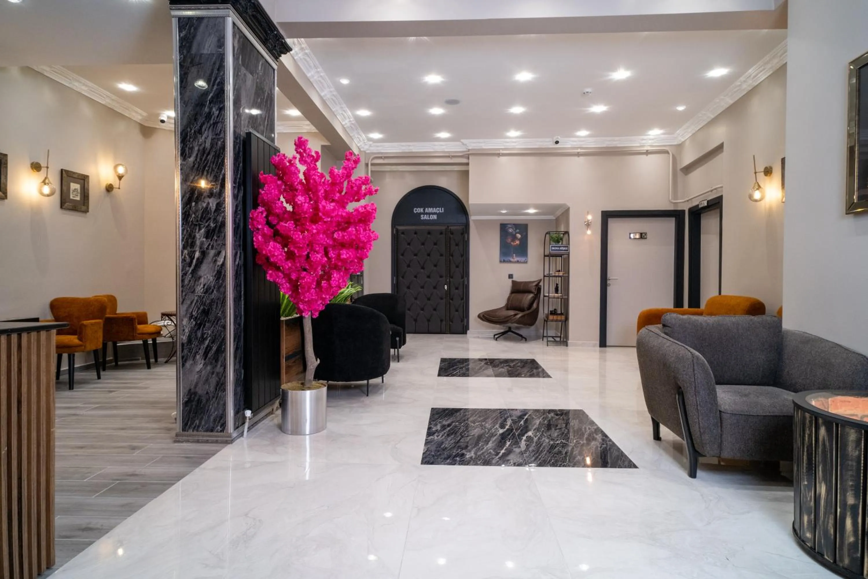 Communal lounge/ TV room in Grand CLOVER Hotel