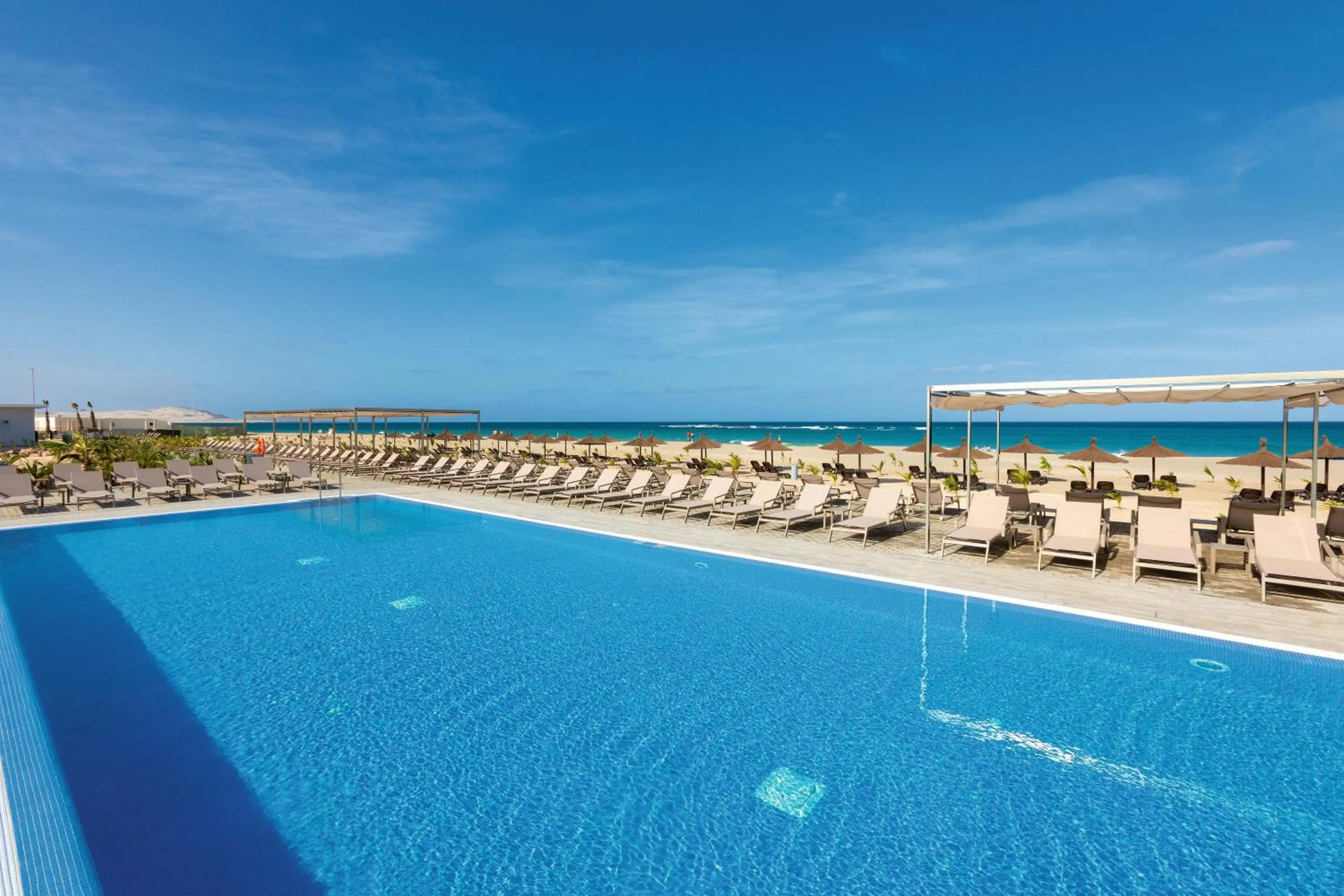 Swimming pool in Hotel Riu Palace Boavista - All Inclusive