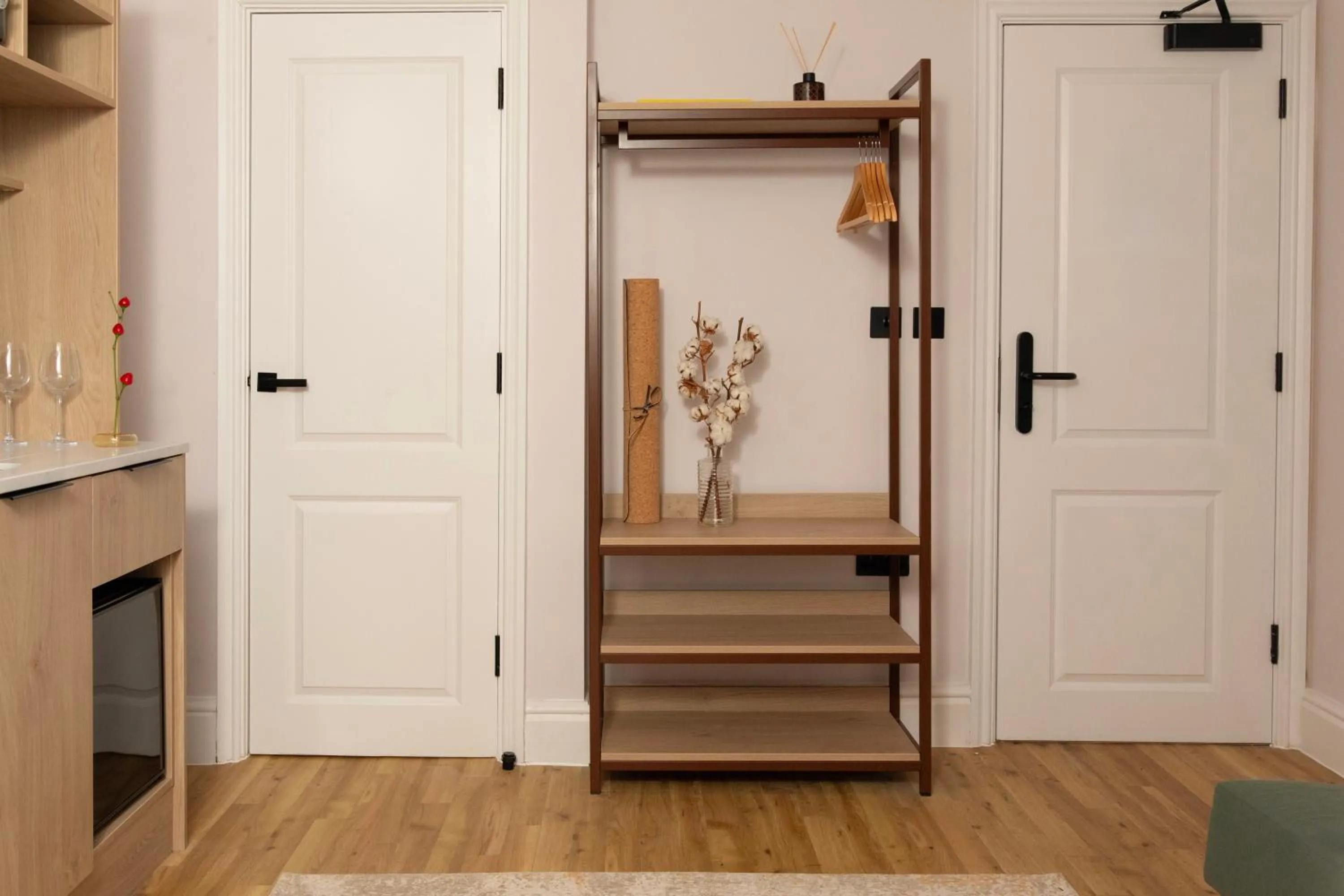 Photo of the whole room in Bob W London Holland Park