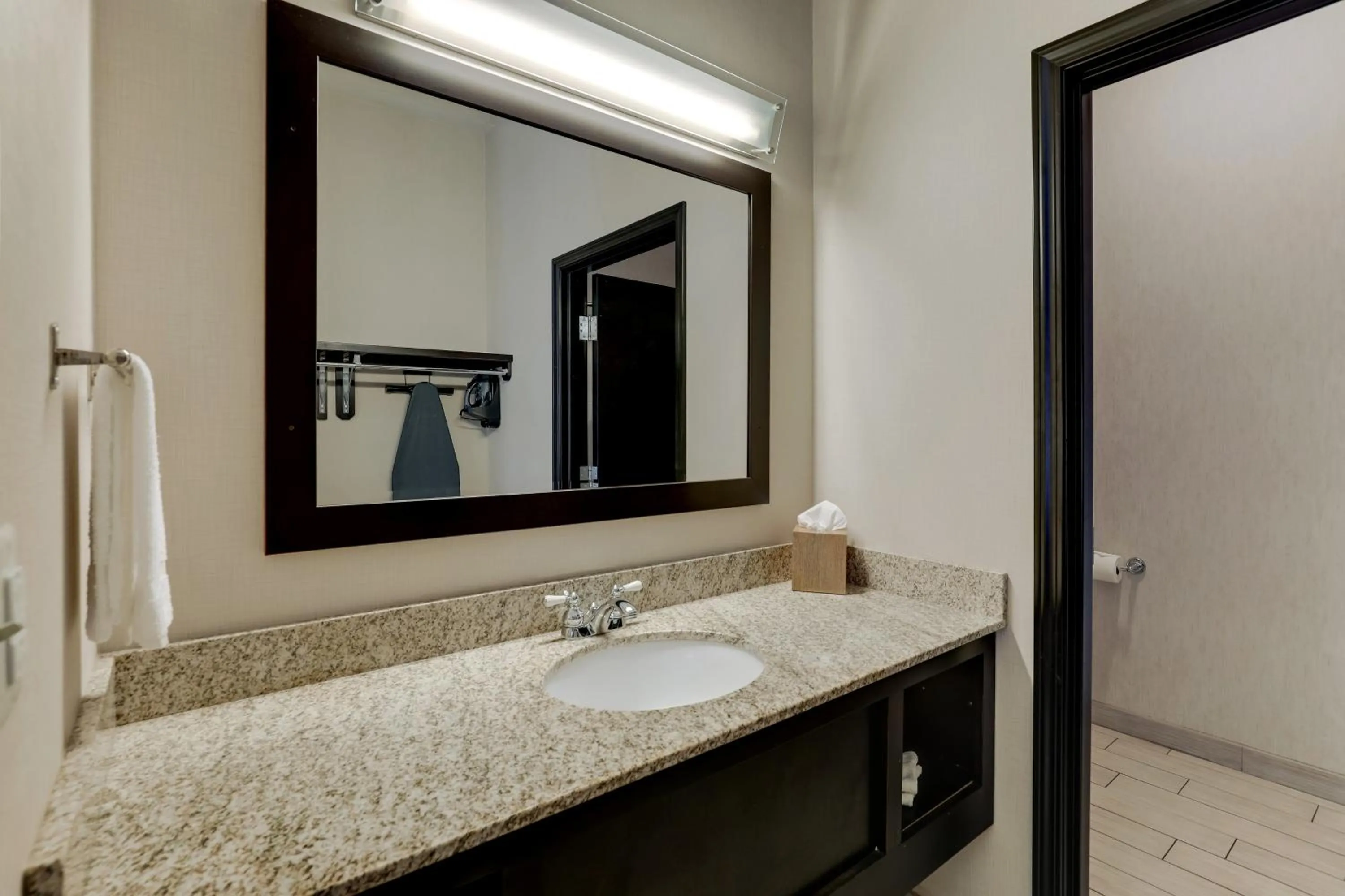 Bathroom in Stoney Creek Hotel Kansas City - Independence