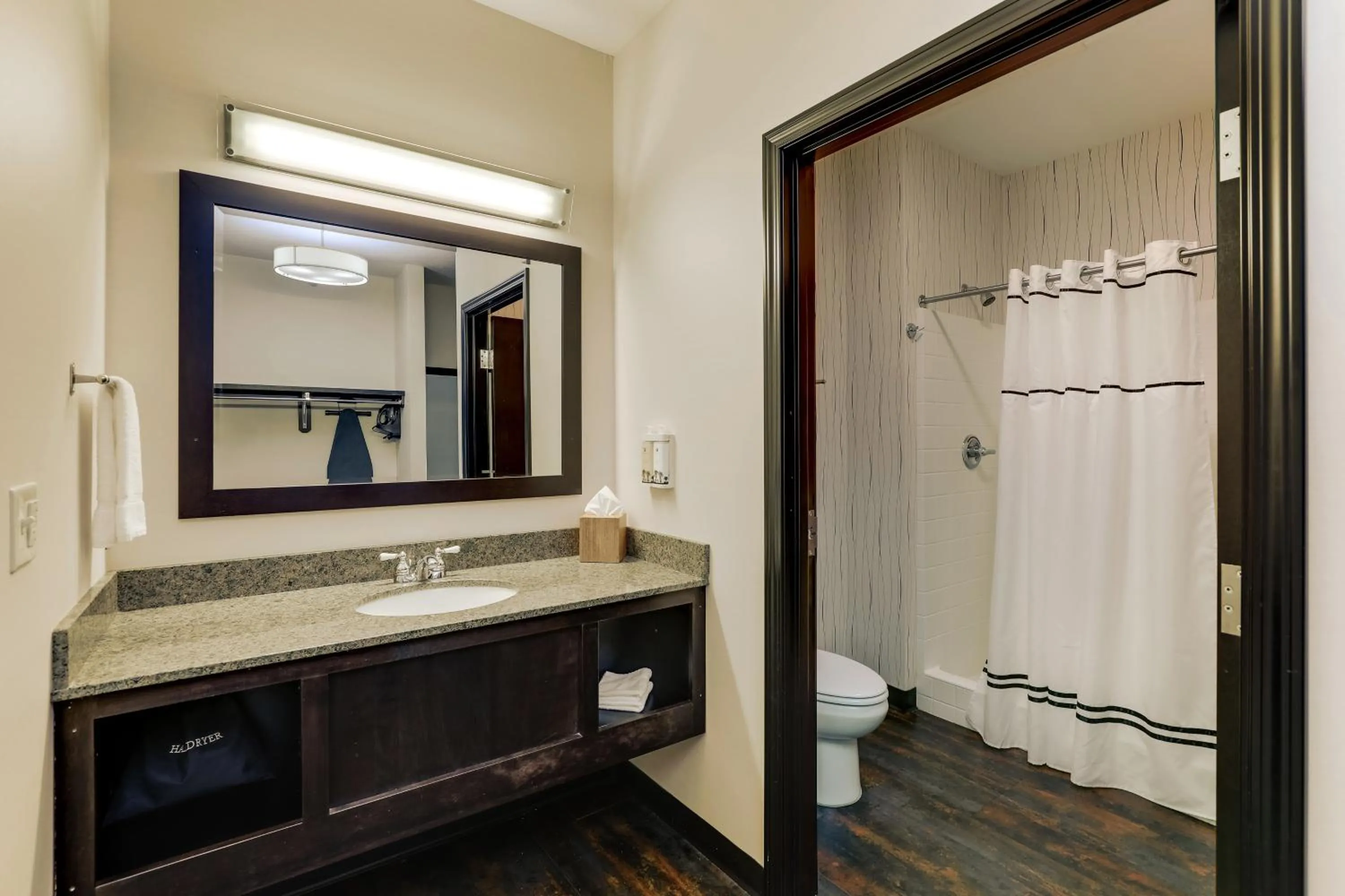 Bathroom in Stoney Creek Hotel Kansas City - Independence