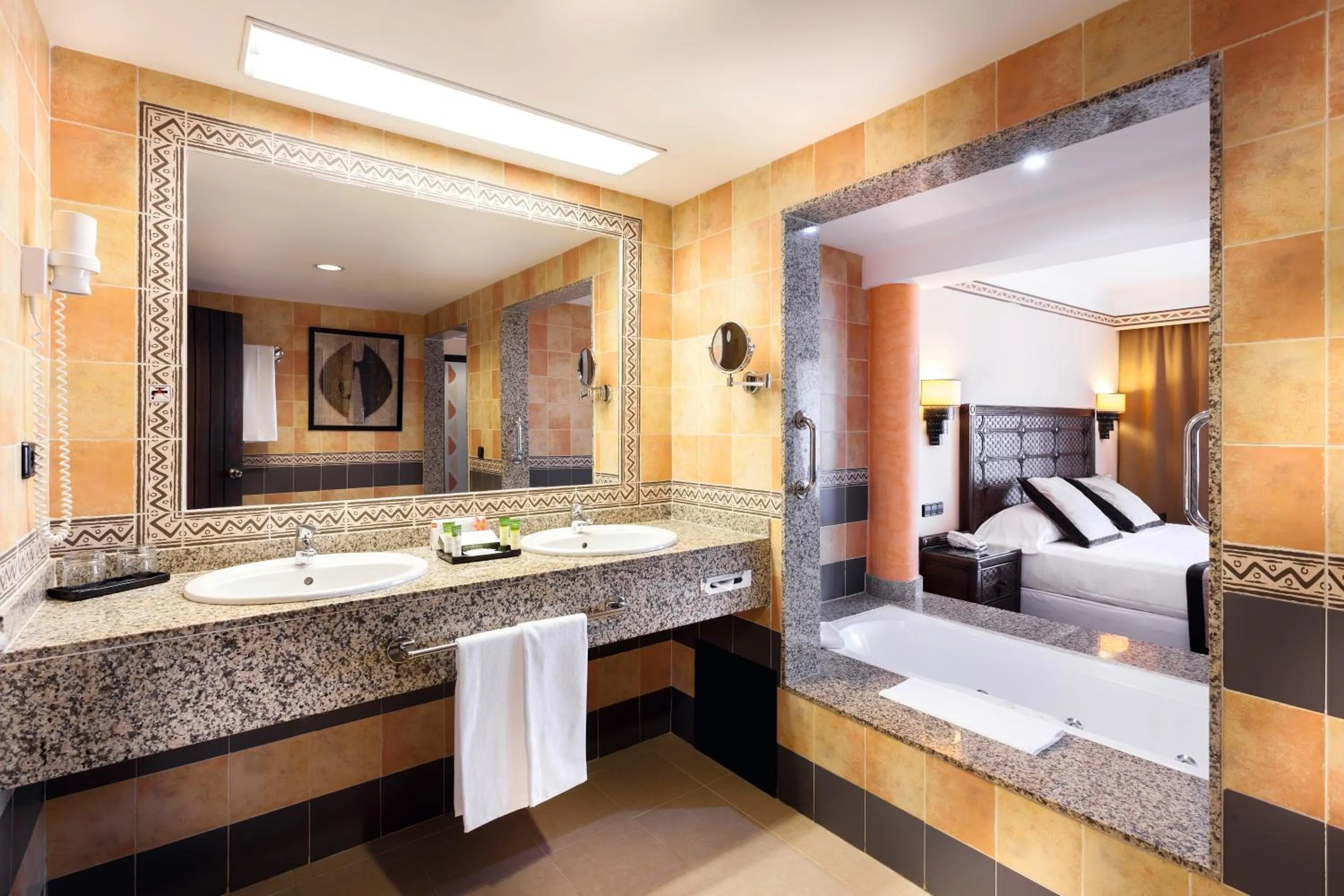 Bathroom, Bed in Hotel Riu Touareg - All Inclusive