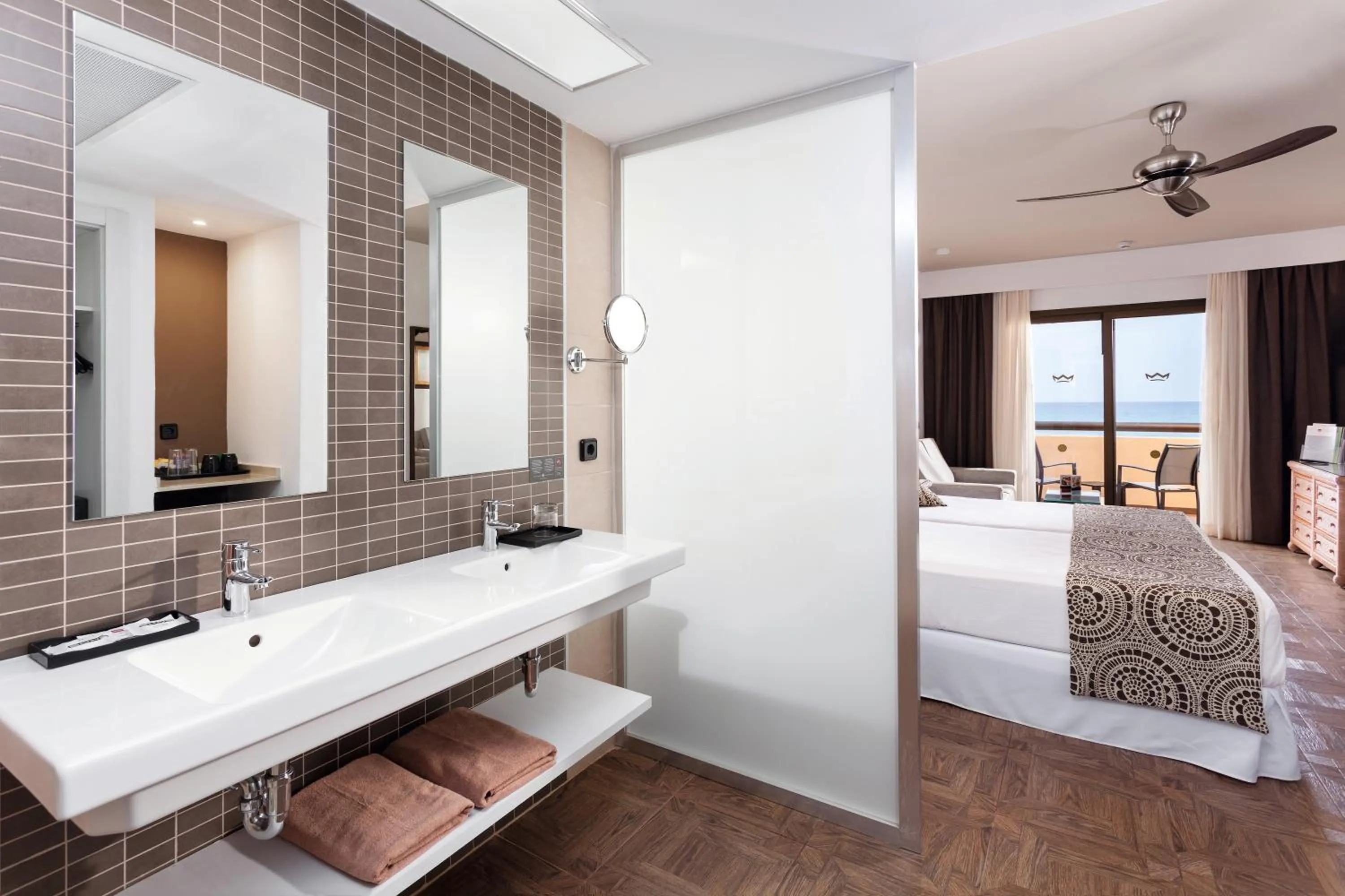 Bathroom, Bed in Hotel Riu Touareg - All Inclusive