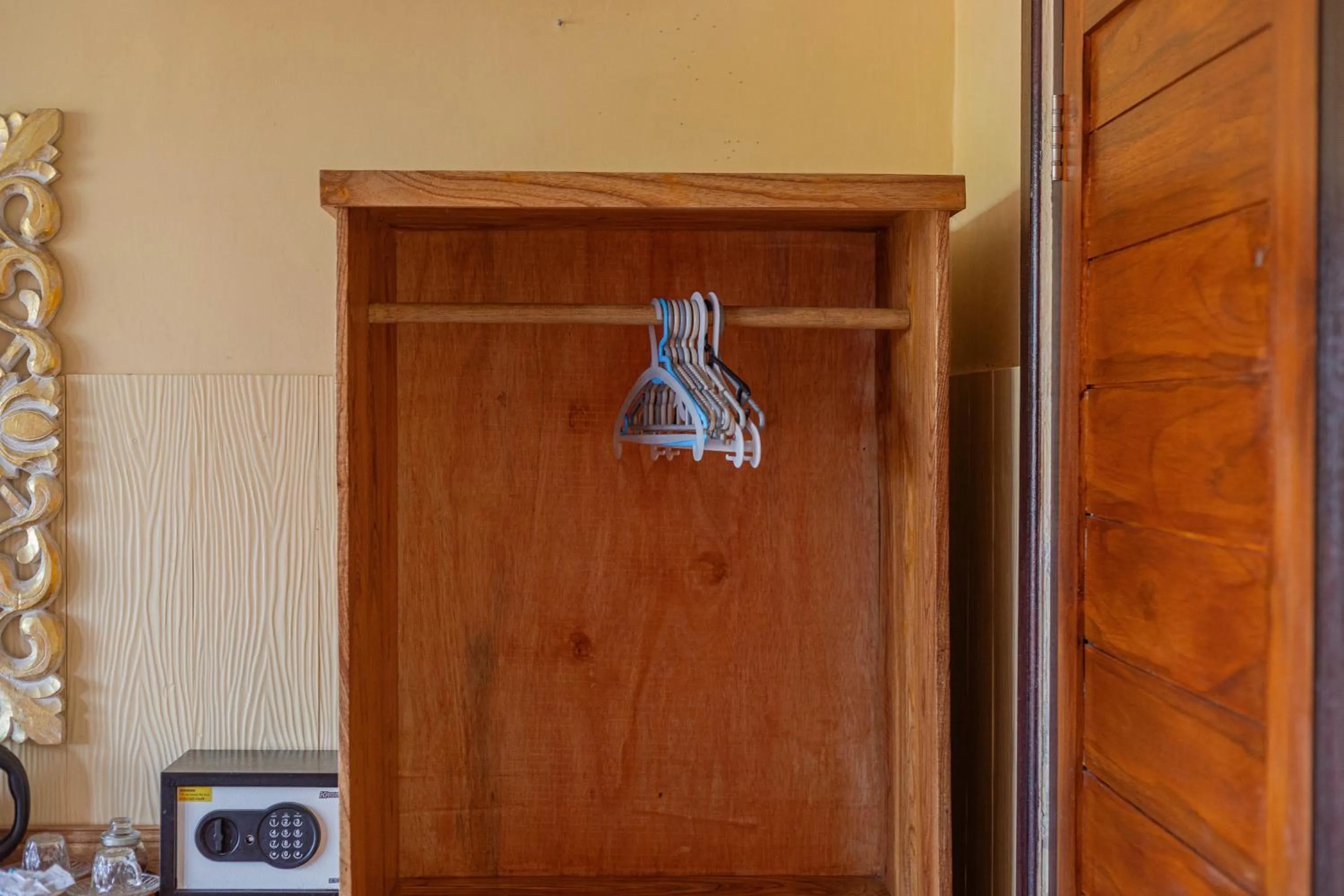 wardrobe in Pondok Kutuh Guest House