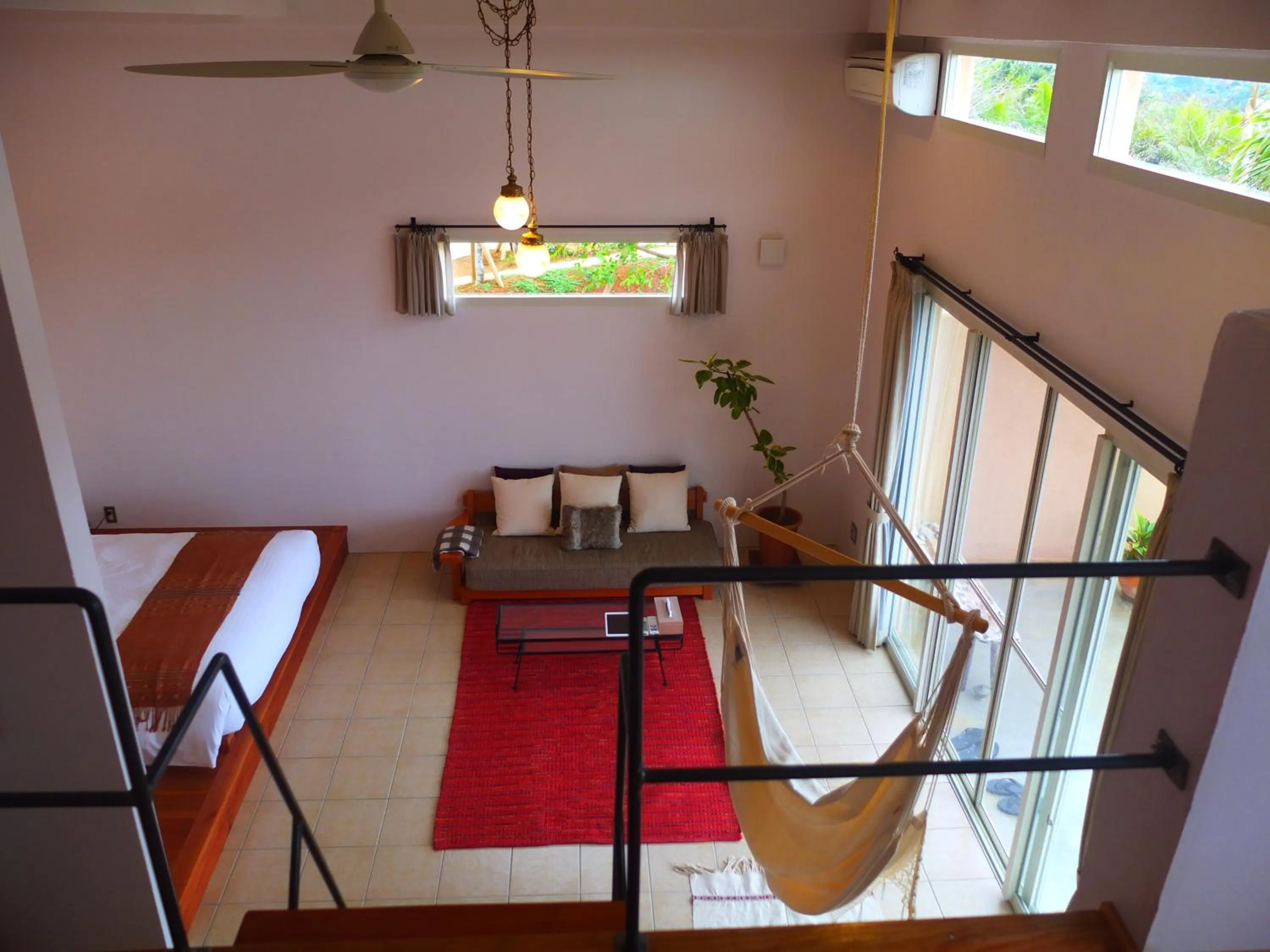 Photo of the whole room in Somos