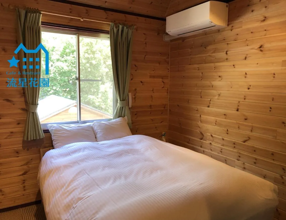 Bed in Meteor Garden