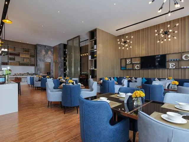 Restaurant/places to eat in Echarm Hotel Mile Branch