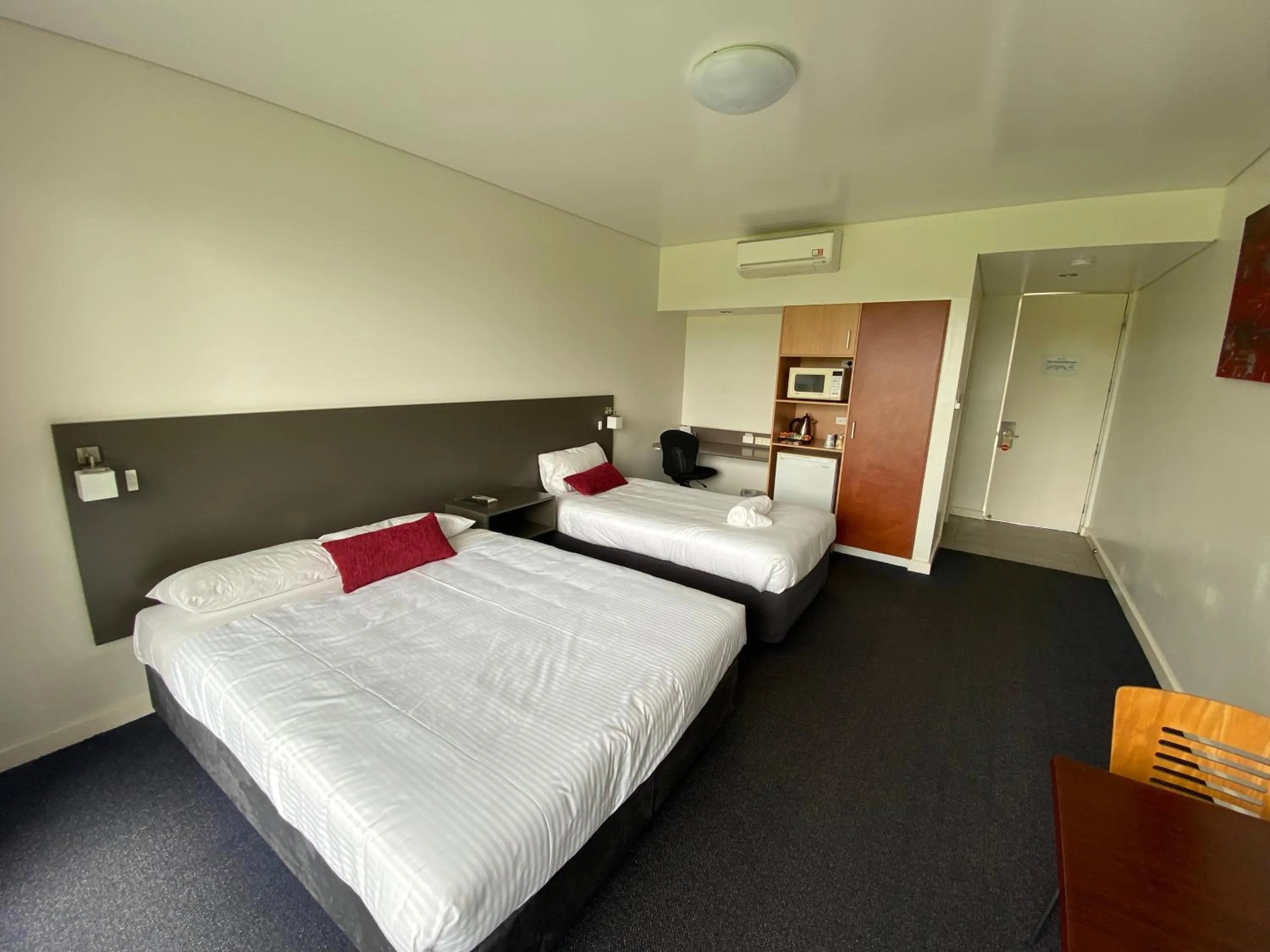 Bed in Country Roads Motor Inn Dysart