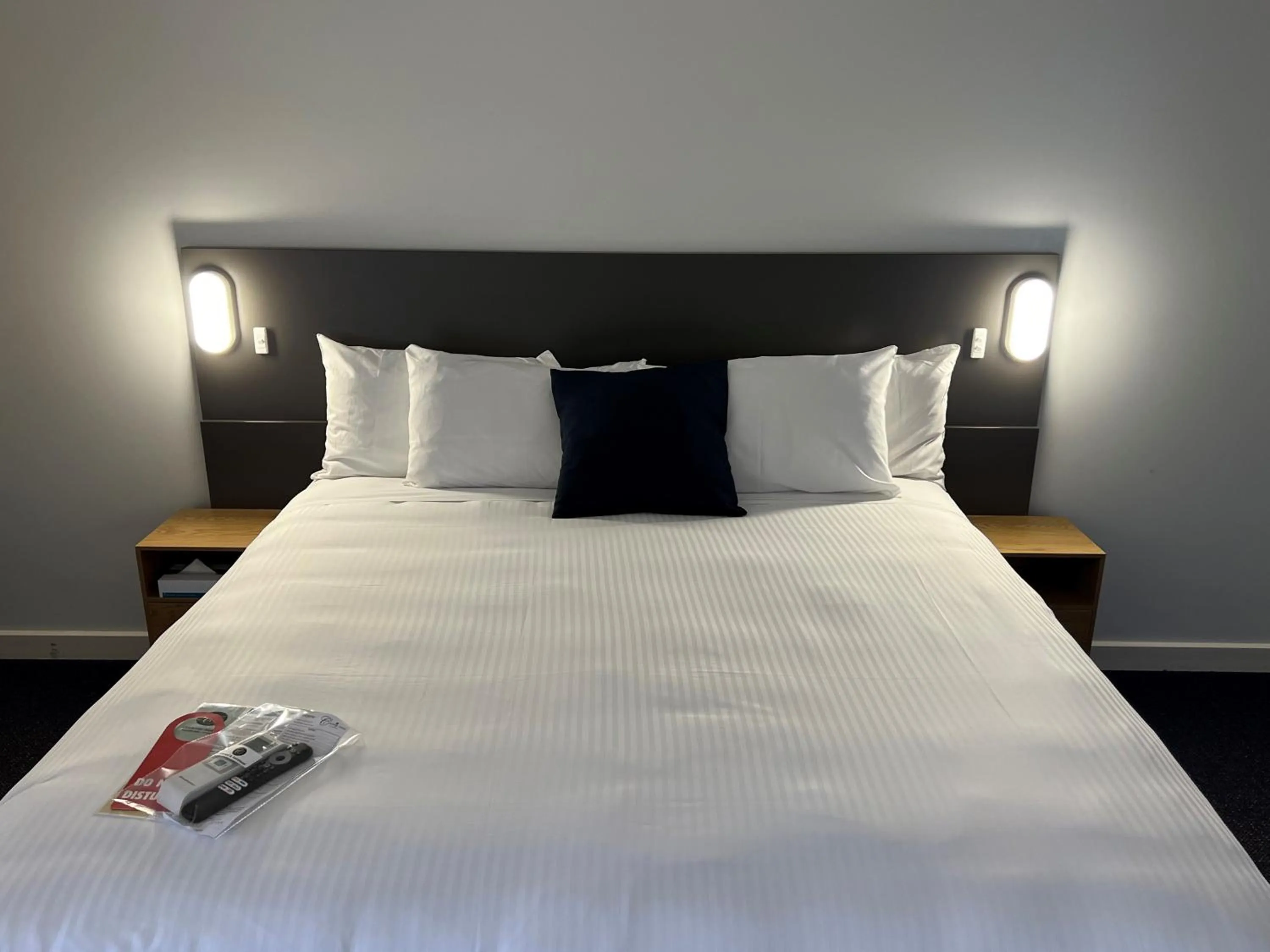 Bed in Country Roads Motor Inn Dysart