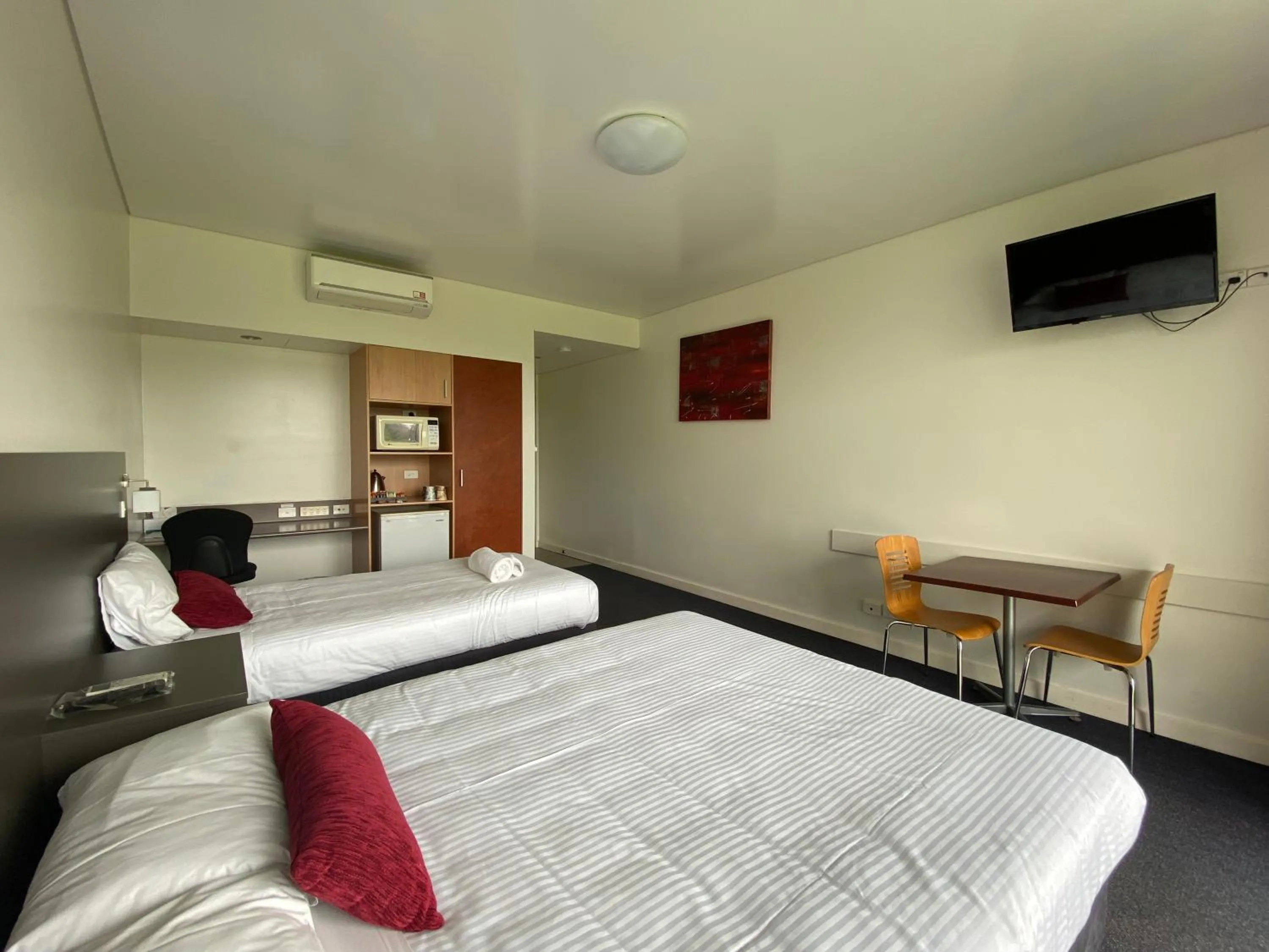 Bed in Country Roads Motor Inn Dysart