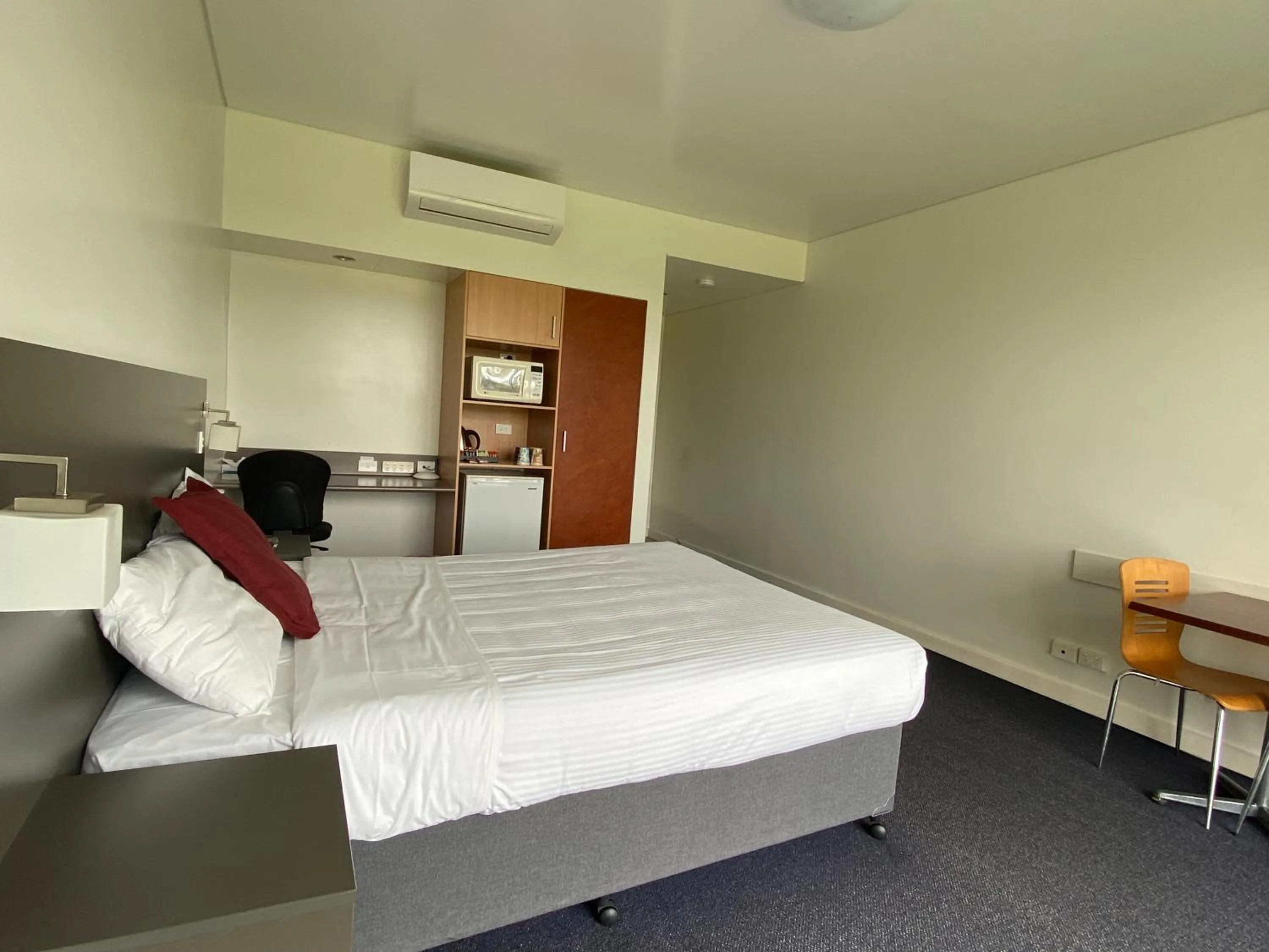 Bed in Country Roads Motor Inn Dysart