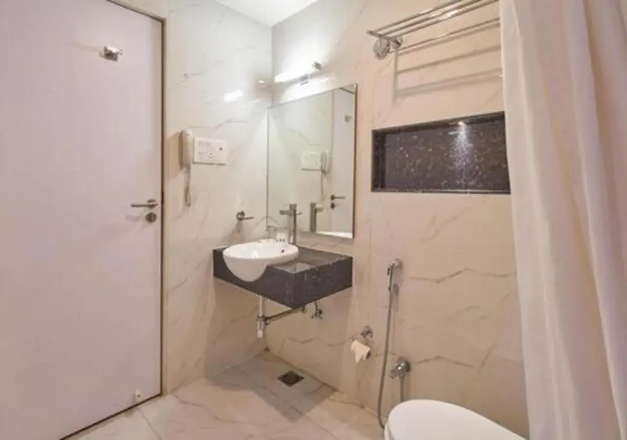 Bathroom in Tarawade Clarks Inn Pune Bathroom in Tarawade Clarks Inn Pune