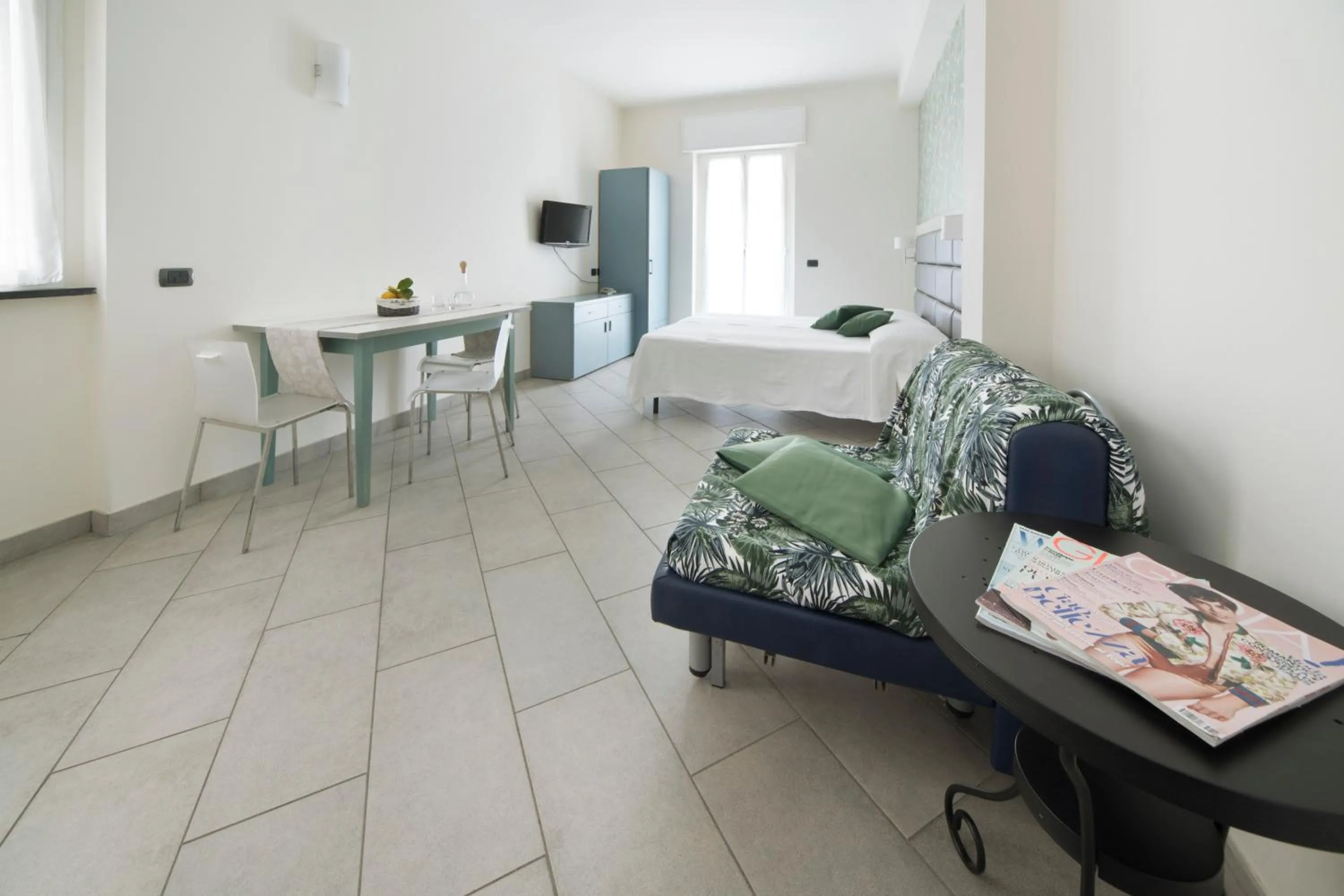 Living room, Bed in Hotel Residence Laigueglia free parking