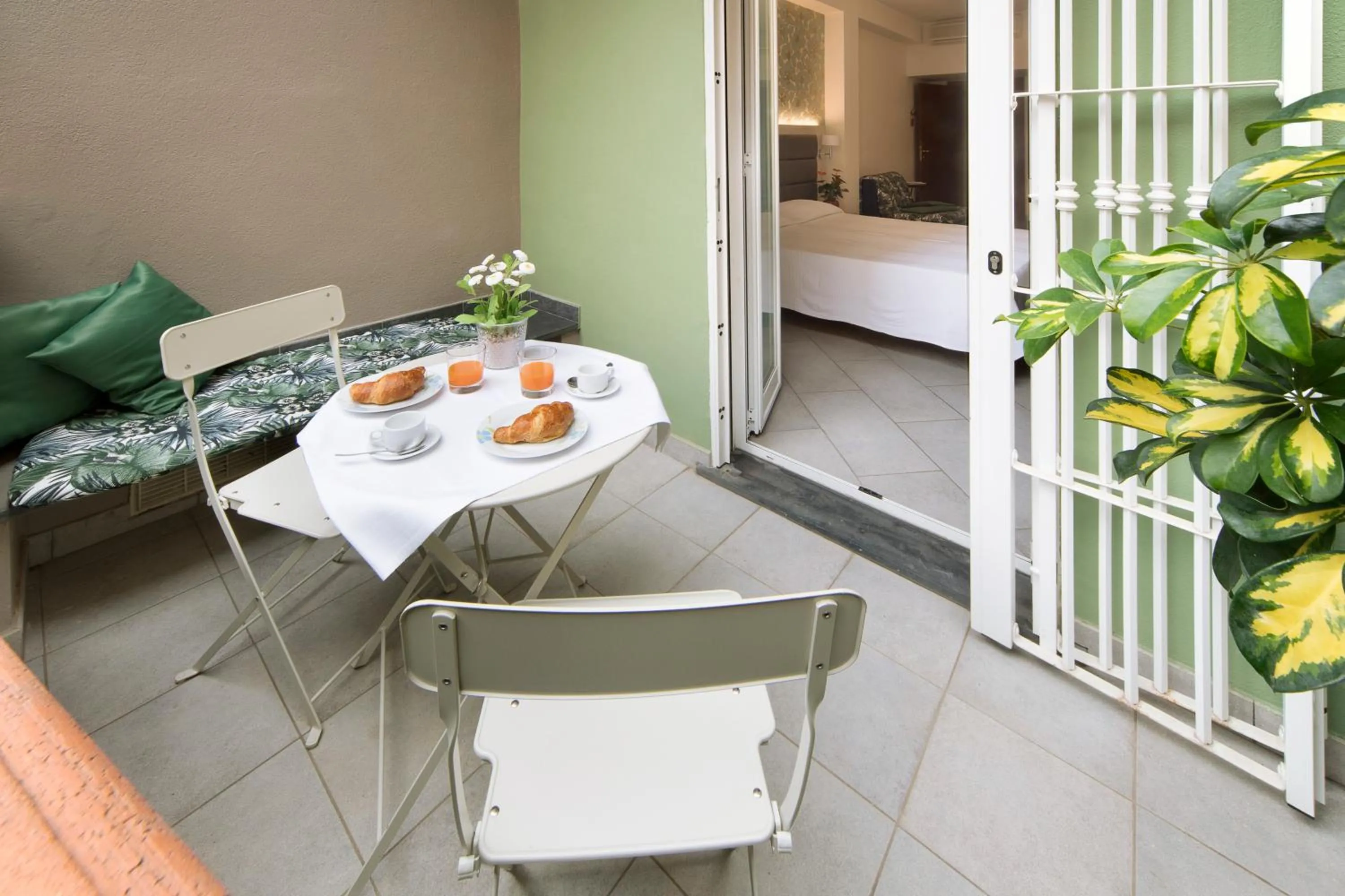 Balcony/Terrace, Bed in Hotel Residence Laigueglia free parking