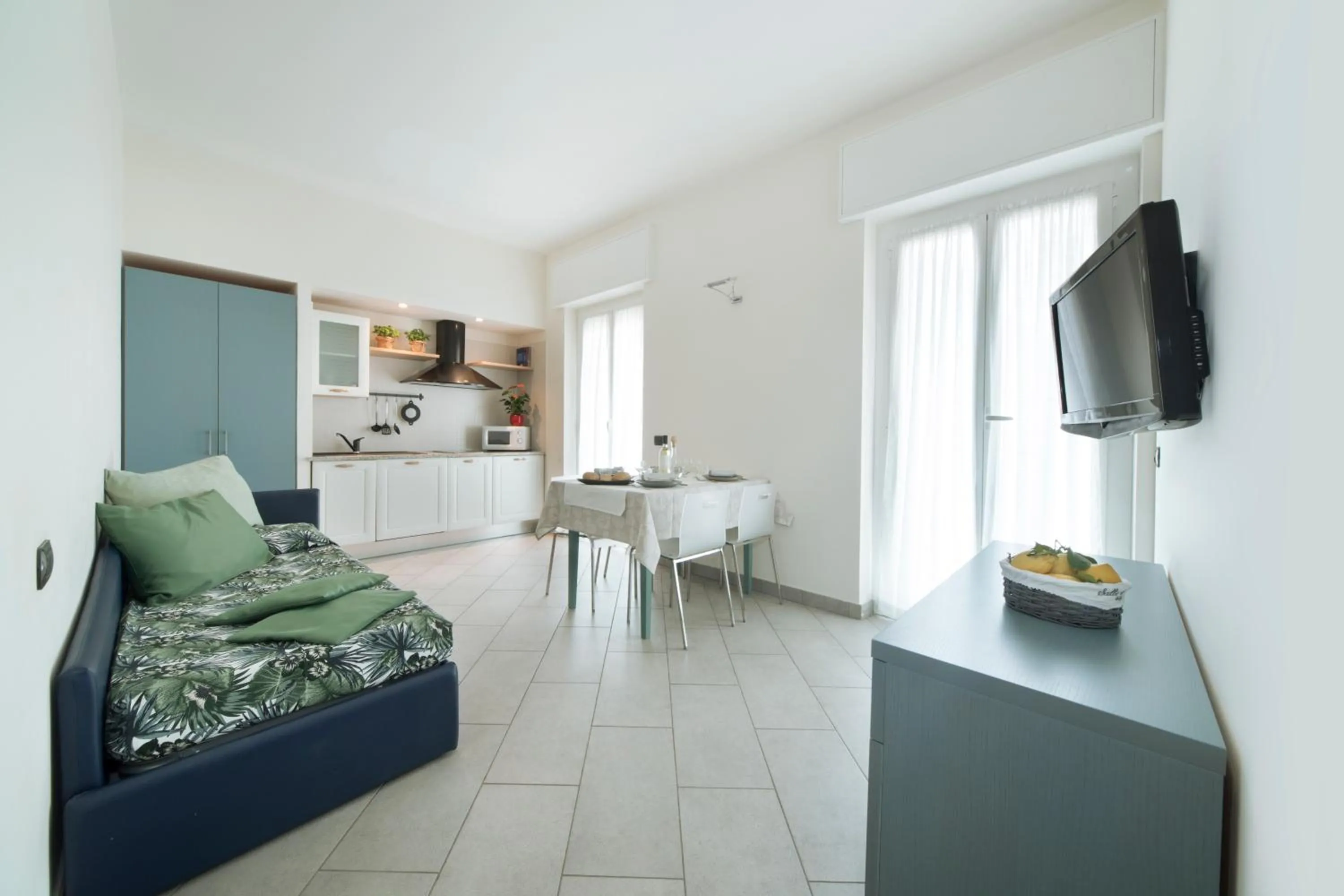 Living room, Bed in Hotel Residence Laigueglia free parking