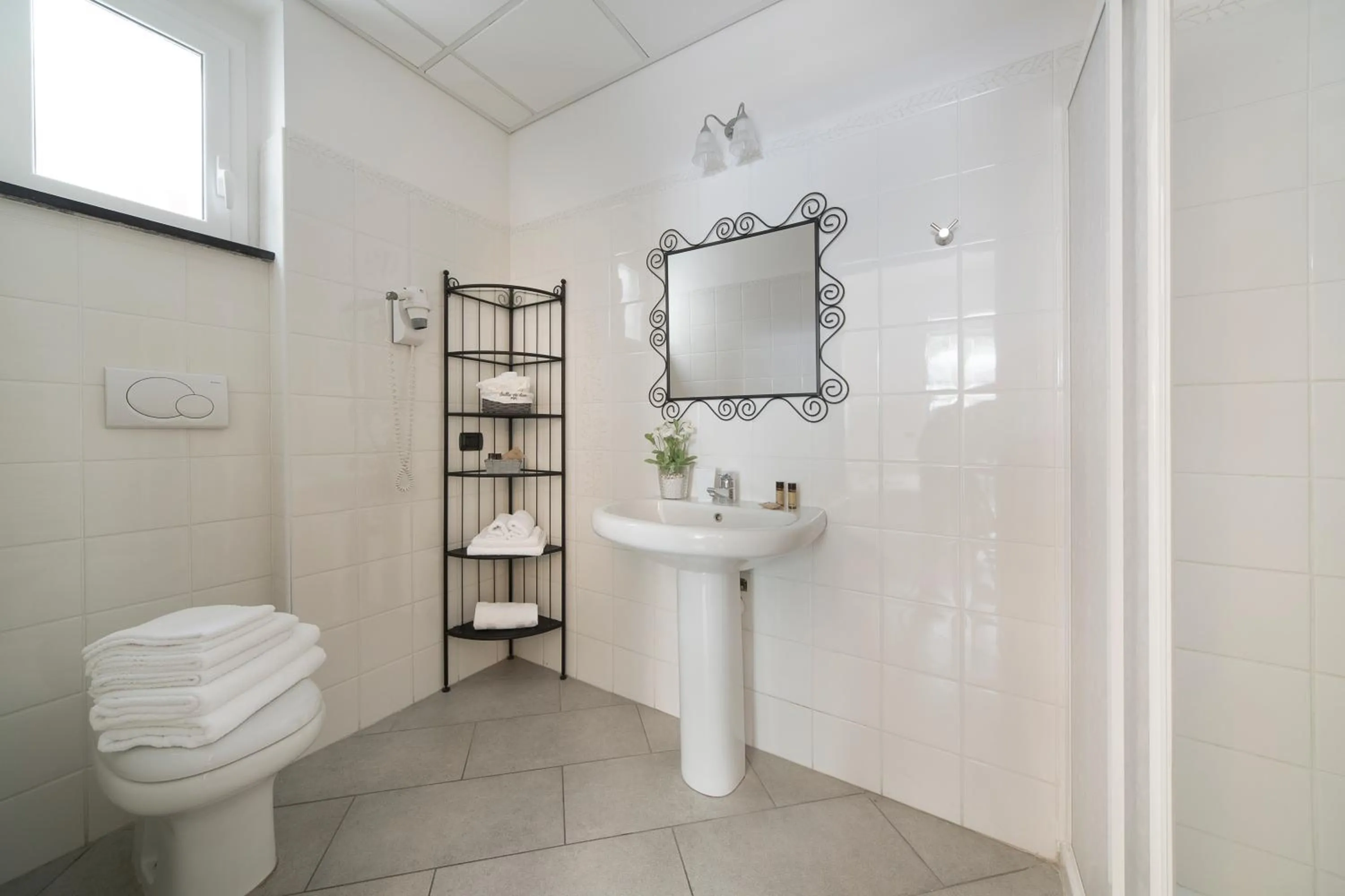 Bathroom in Hotel Residence Laigueglia free parking