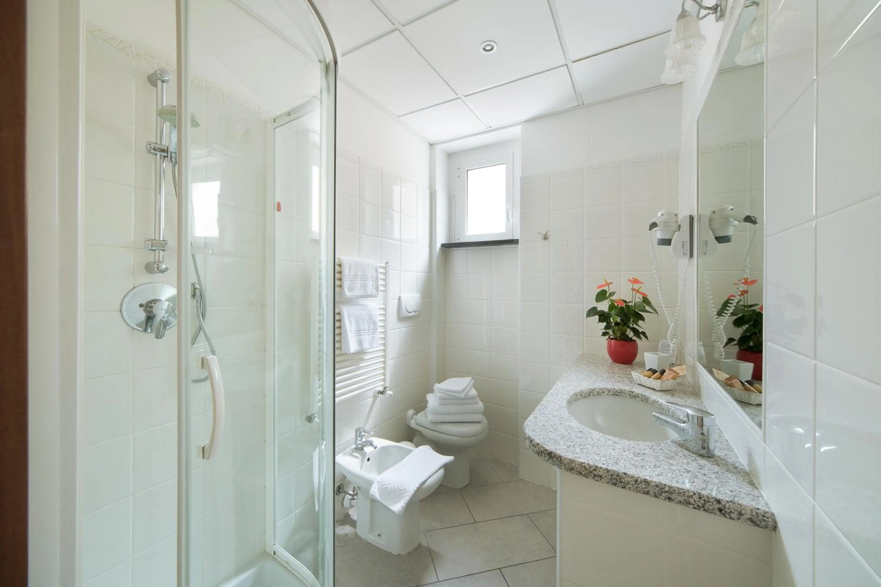 Bathroom in Hotel Residence Laigueglia free parking