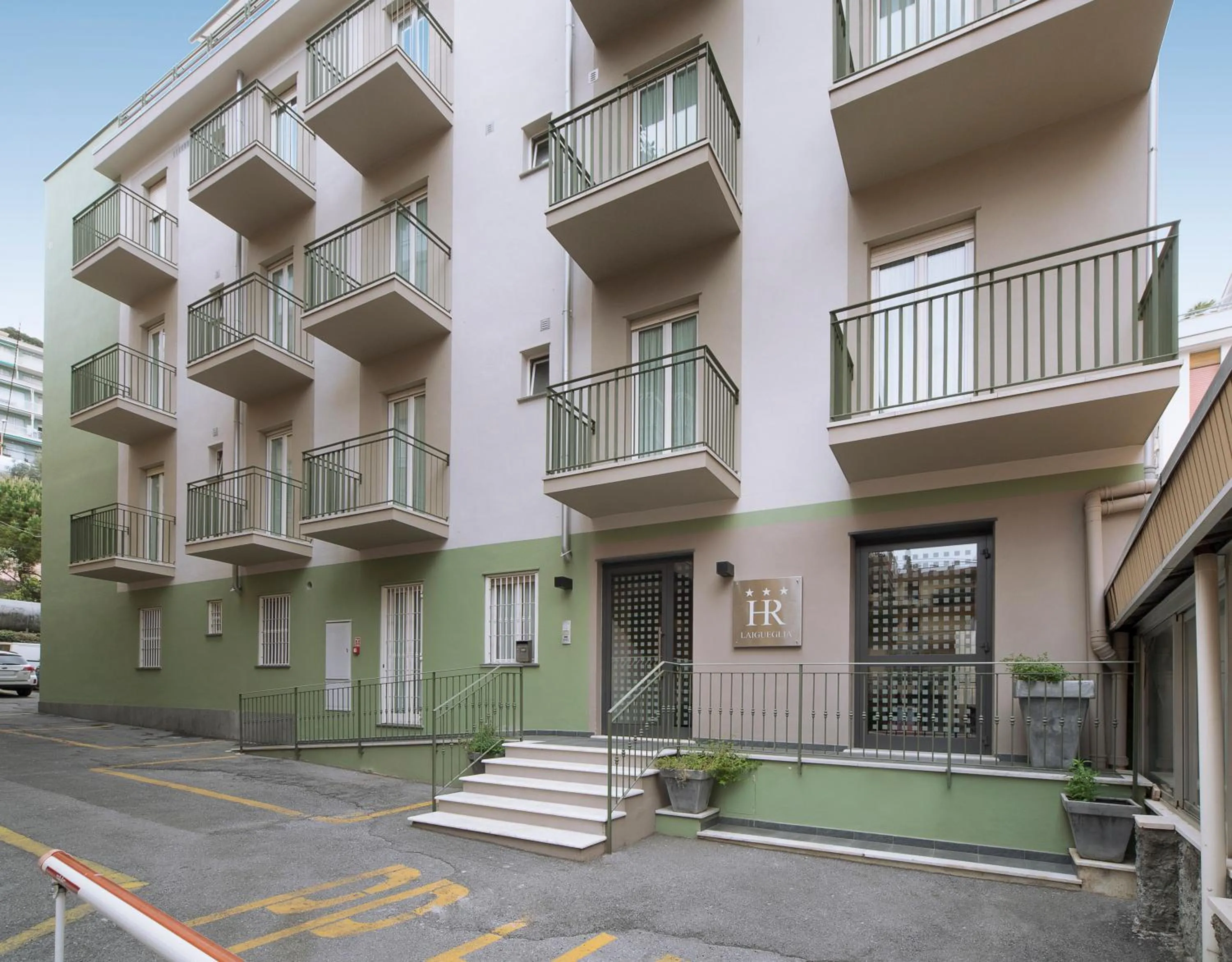 Property building in Hotel Residence Laigueglia free parking