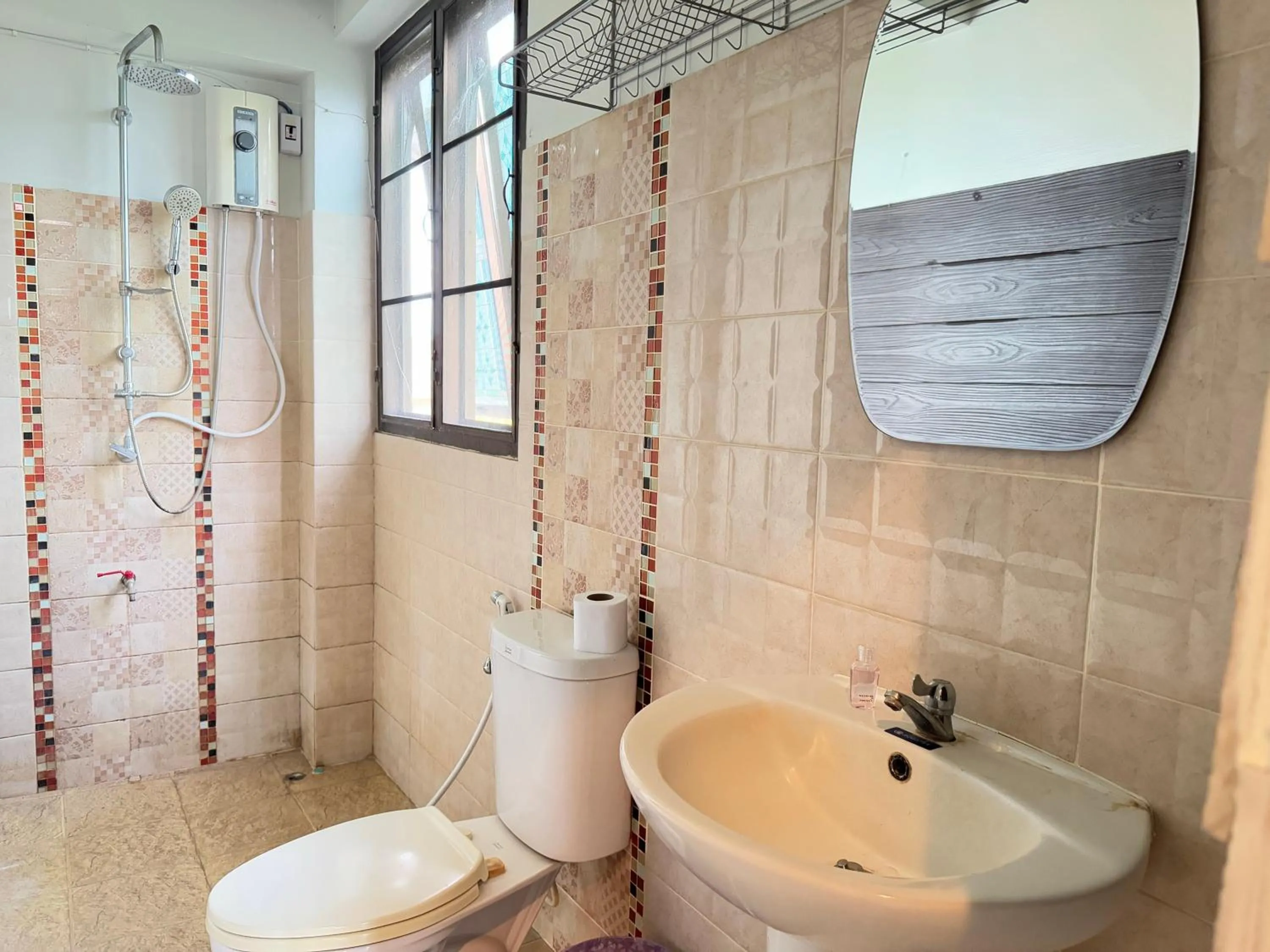 Bathroom in Hotel O Bupatara Chiangmai