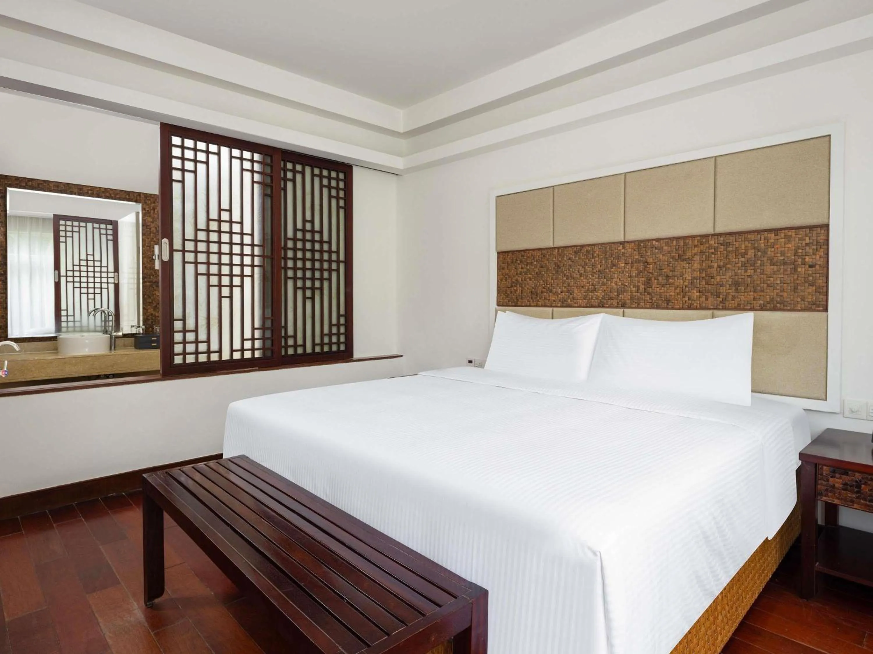 Bedroom, Bed in Grand Mercure Sanya Yalong Bay