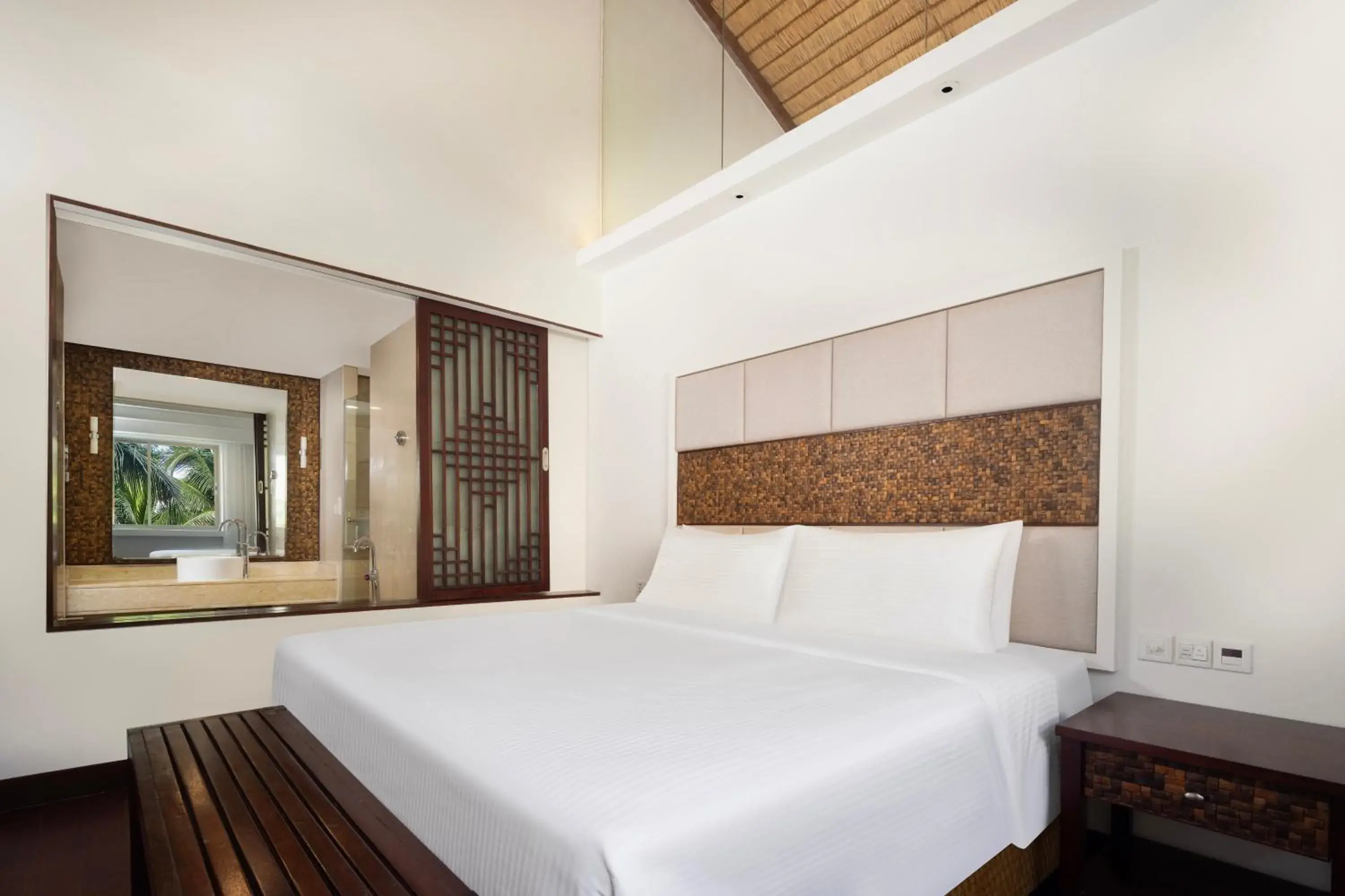 Bedroom, Bed in Grand Mercure & Spa Sanya Yalong Bay Bedroom, Bed in Grand Mercure & Spa Sanya Yalong Bay