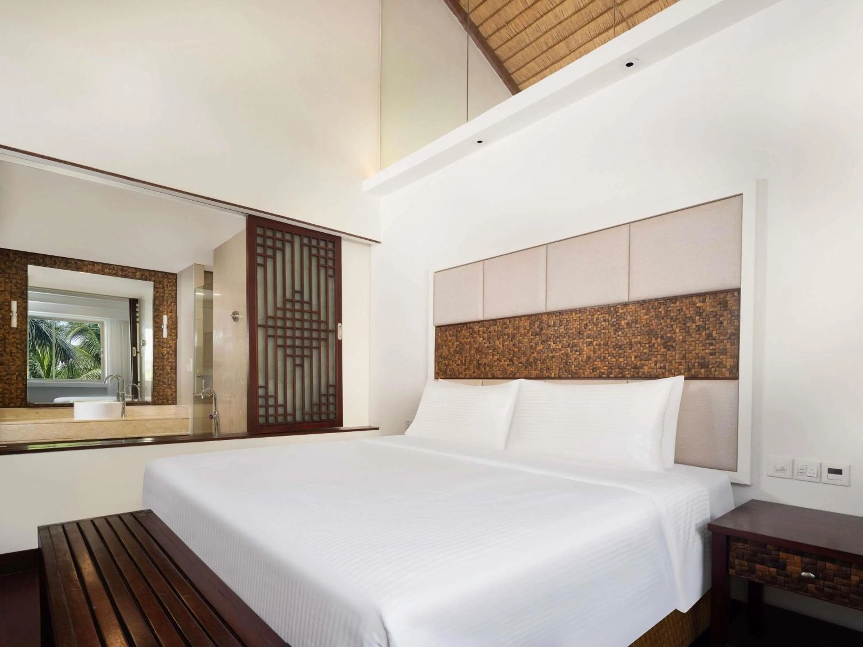 Bedroom, Bed in Grand Mercure Sanya Yalong Bay