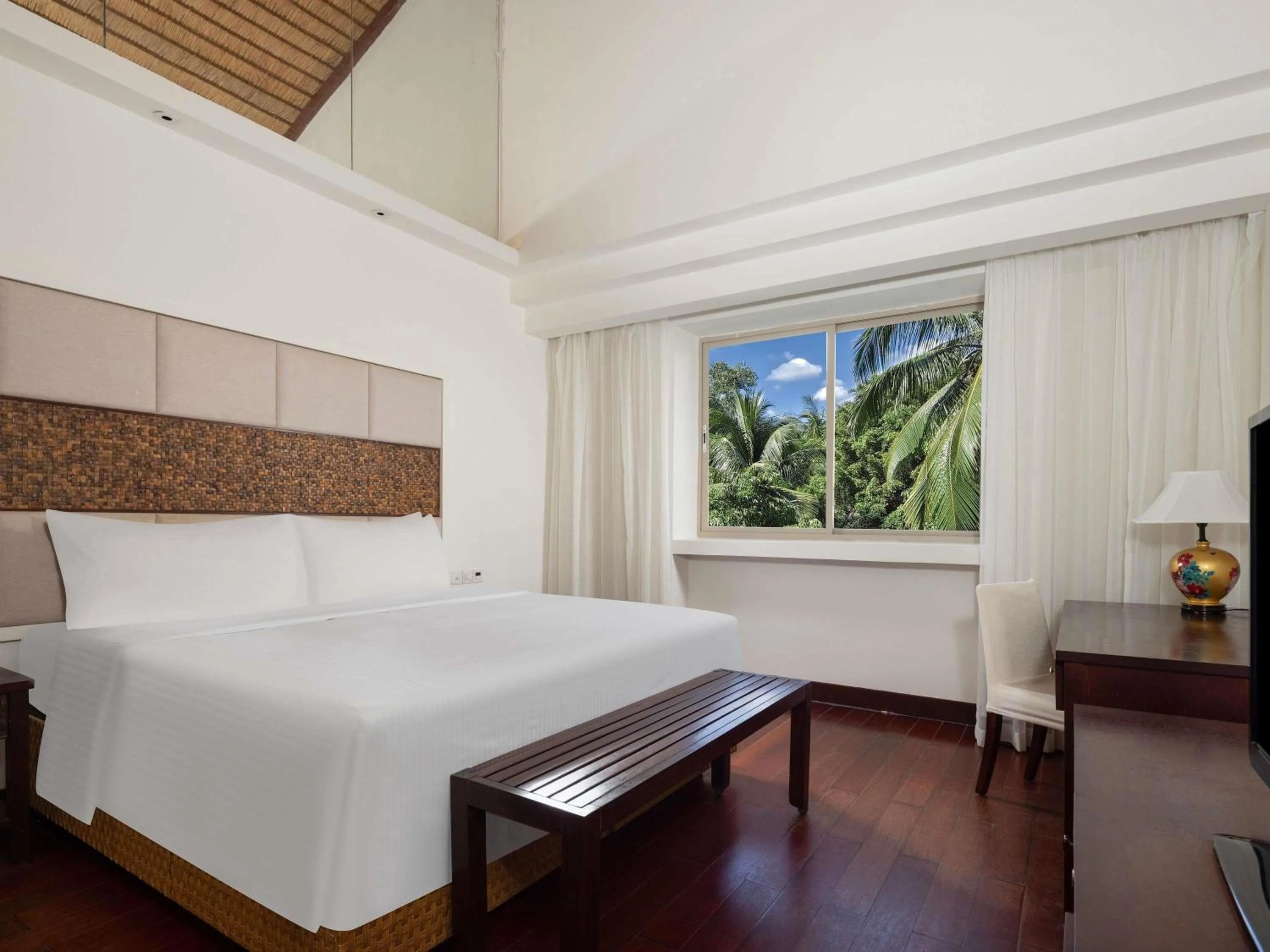 Bedroom, Bed in Grand Mercure Sanya Yalong Bay