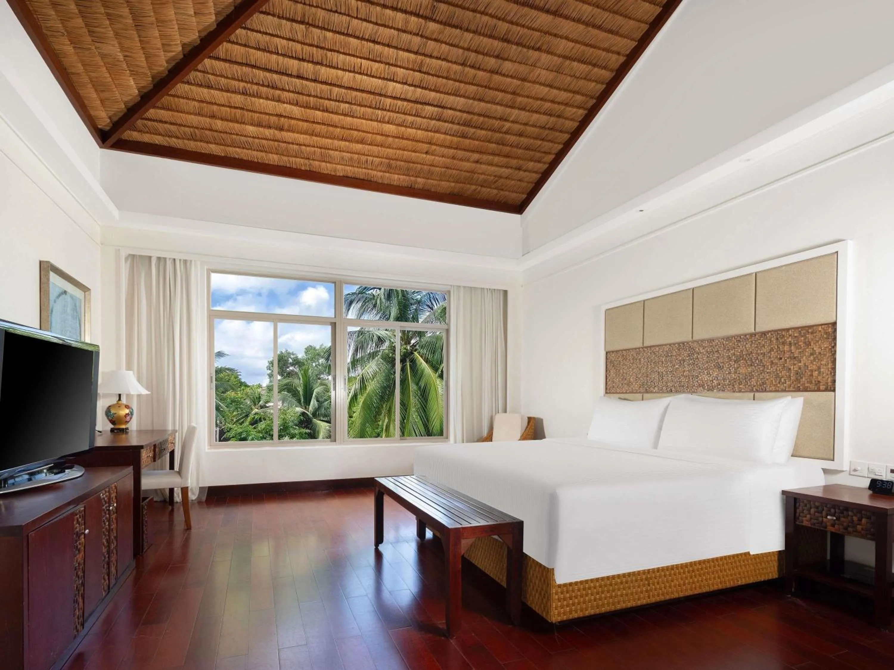 Bedroom, Bed in Grand Mercure & Spa Sanya Yalong Bay