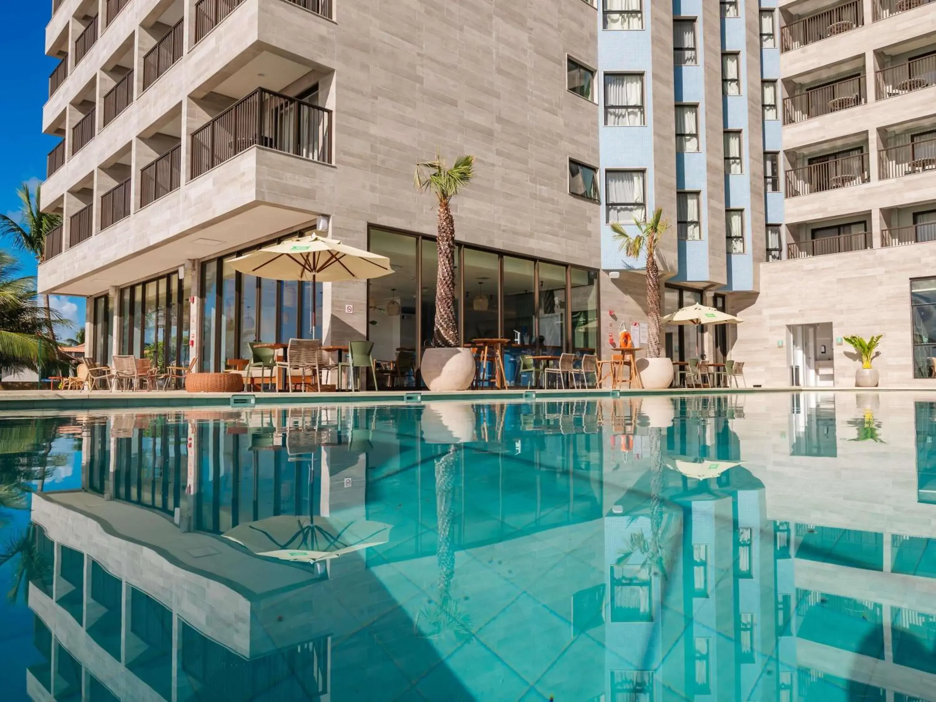 Pool view in Ibis Styles Maragogi - O primeiro Ibis Styles pé na areia do Brasil Pool view in Ibis Styles Maragogi - O primeiro Ibis Styles pé na areia do Brasil