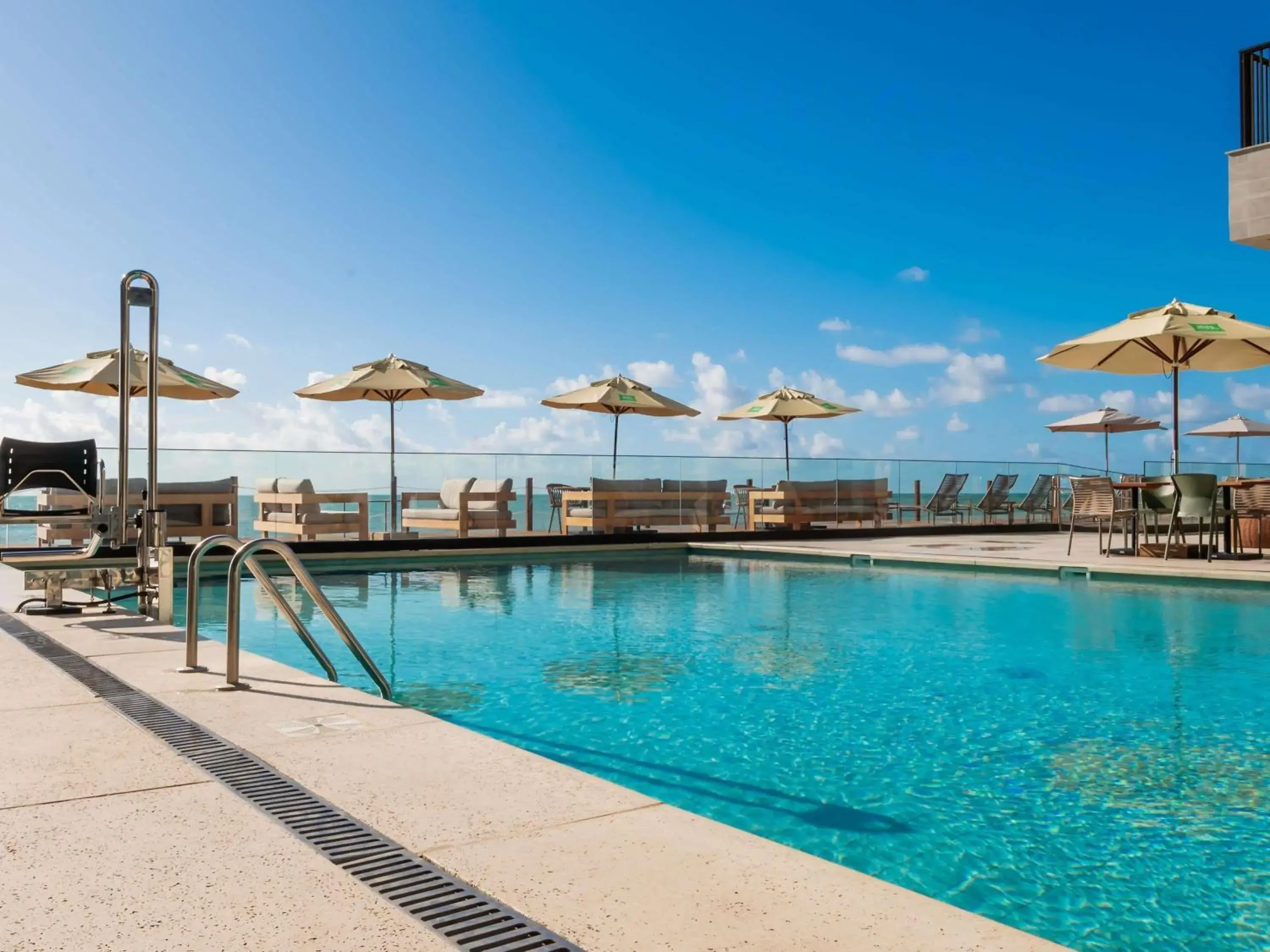 Pool view in Ibis Styles Maragogi - O primeiro Ibis Styles pé na areia do Brasil Pool view in Ibis Styles Maragogi - O primeiro Ibis Styles pé na areia do Brasil