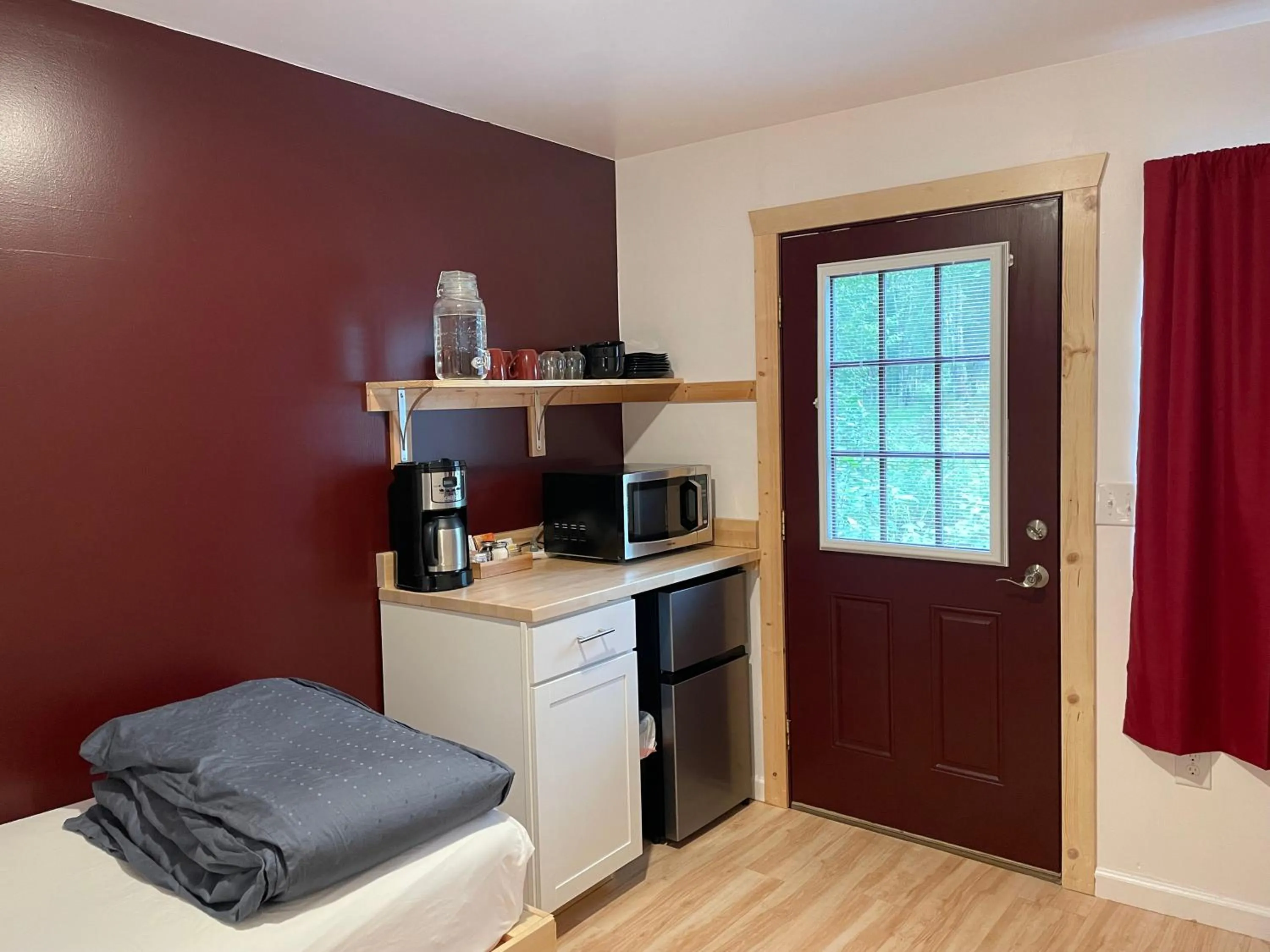 Kitchen or kitchenette, Bed in Talkeetna Wilderness Lodge & Cabin Rentals